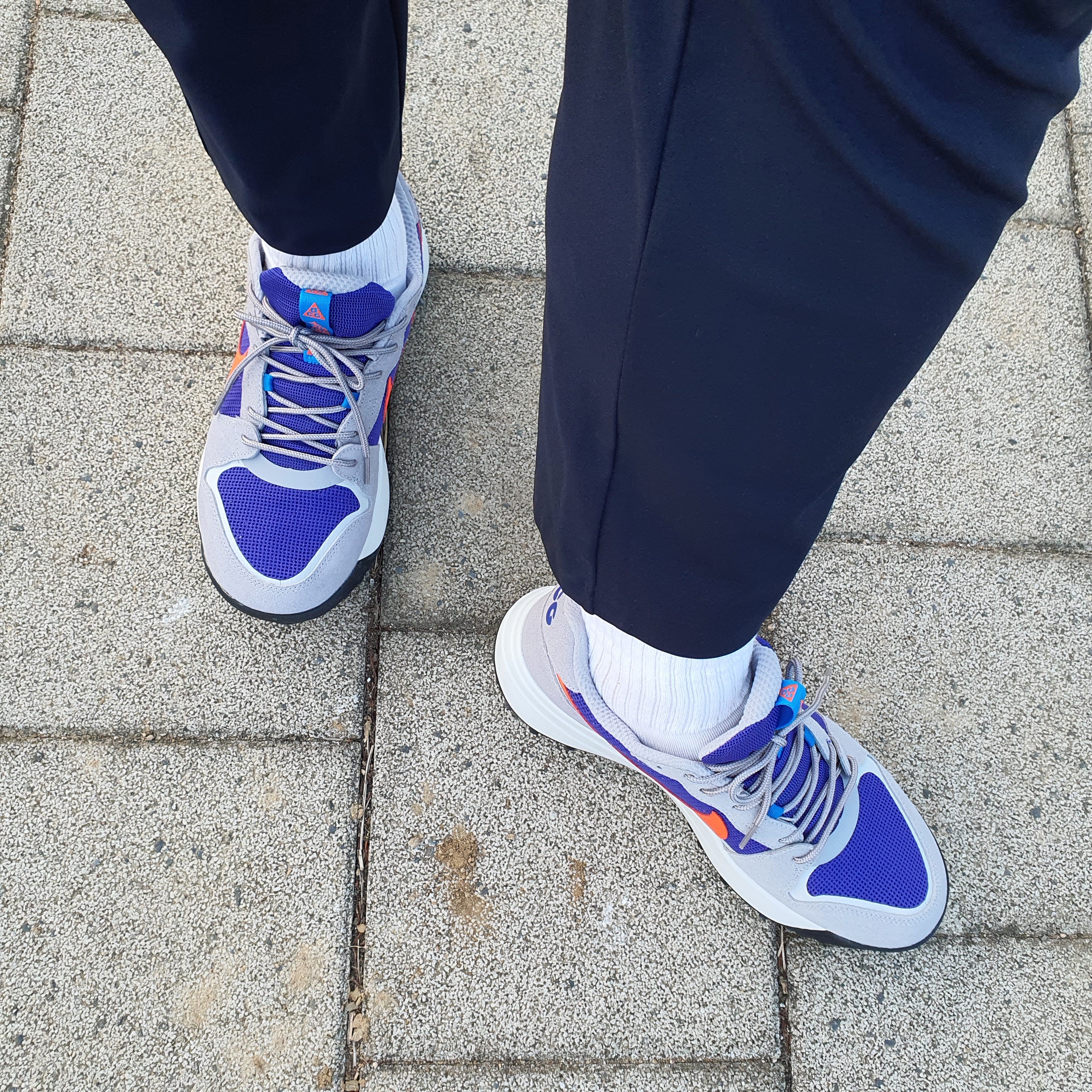 Nike ACG Lowcate Wolf Grey and Bright Crimson 착용 스타일