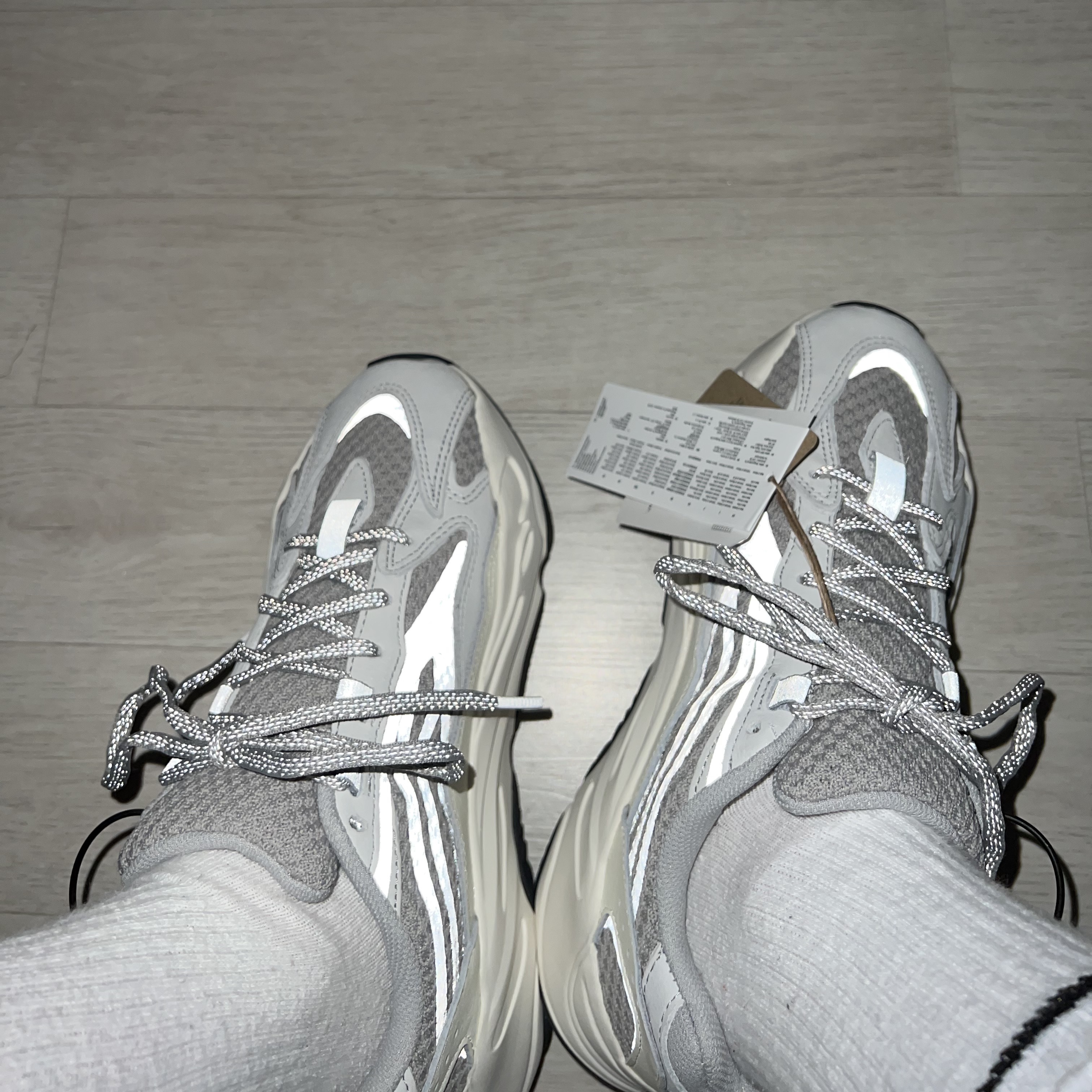 Adidas Yeezy Boost 700 V2 Static 2022 착용 스타일 - 3