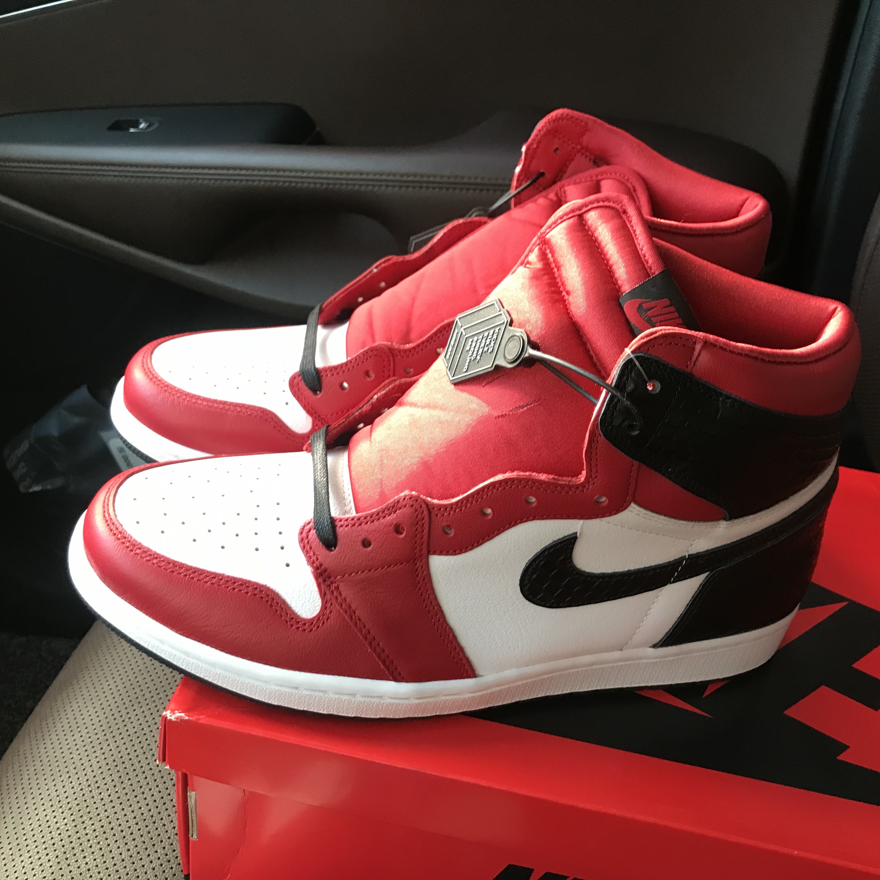 (W) Jordan 1 Retro High Satin Red 착용 스타일 - 2