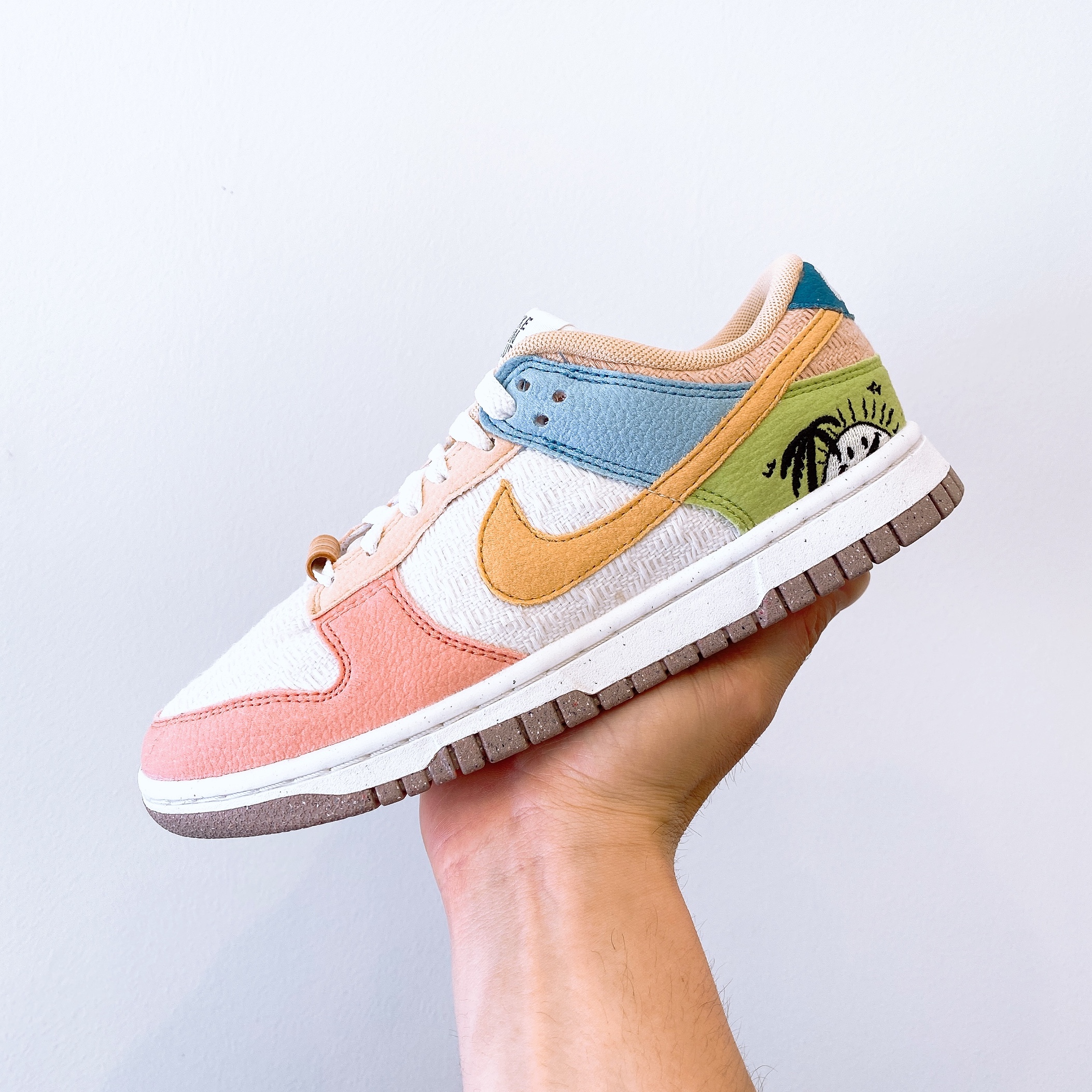 (W) Nike Dunk Low SE Sun Club Sanded Gold 착용 스타일 - 1