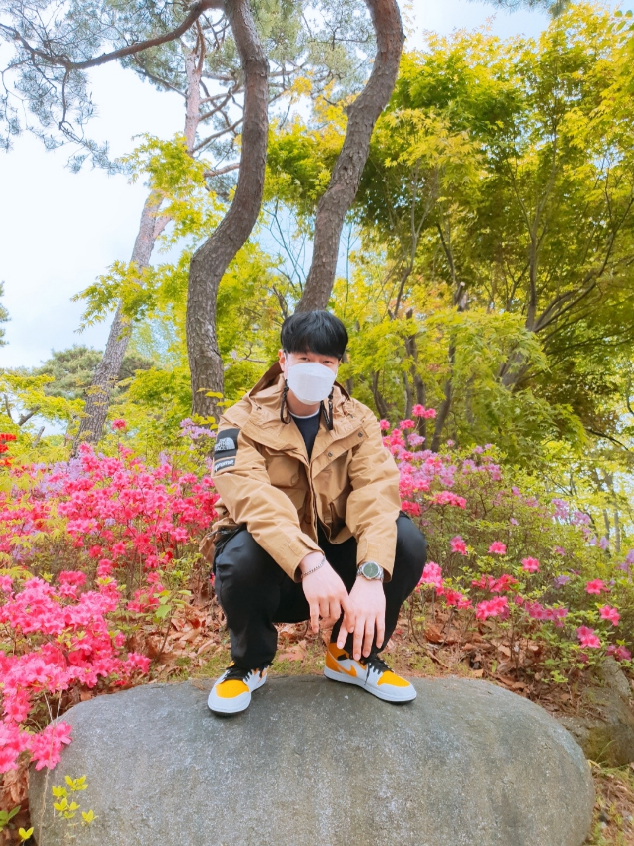 Supreme x The North Face Cargo Jacket Gold - 20SS, Jordan 1 Mid White University Gold 착용 스타일 - 4