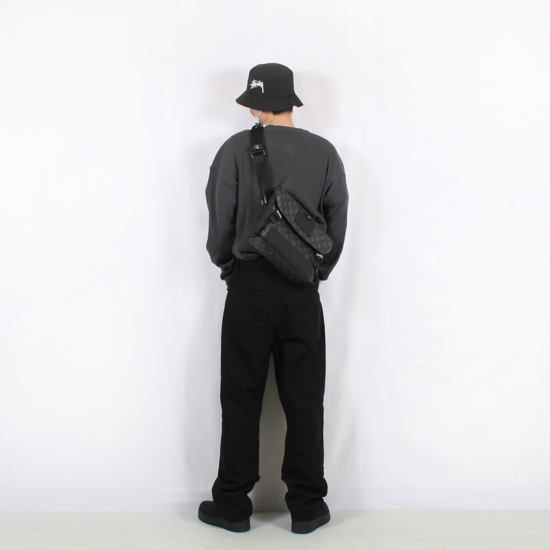 Nike x Stussy Air Force 1 Low Triple Black, Supreme Fronts Keychain Gold - 19SS 착용 스타일 - 3