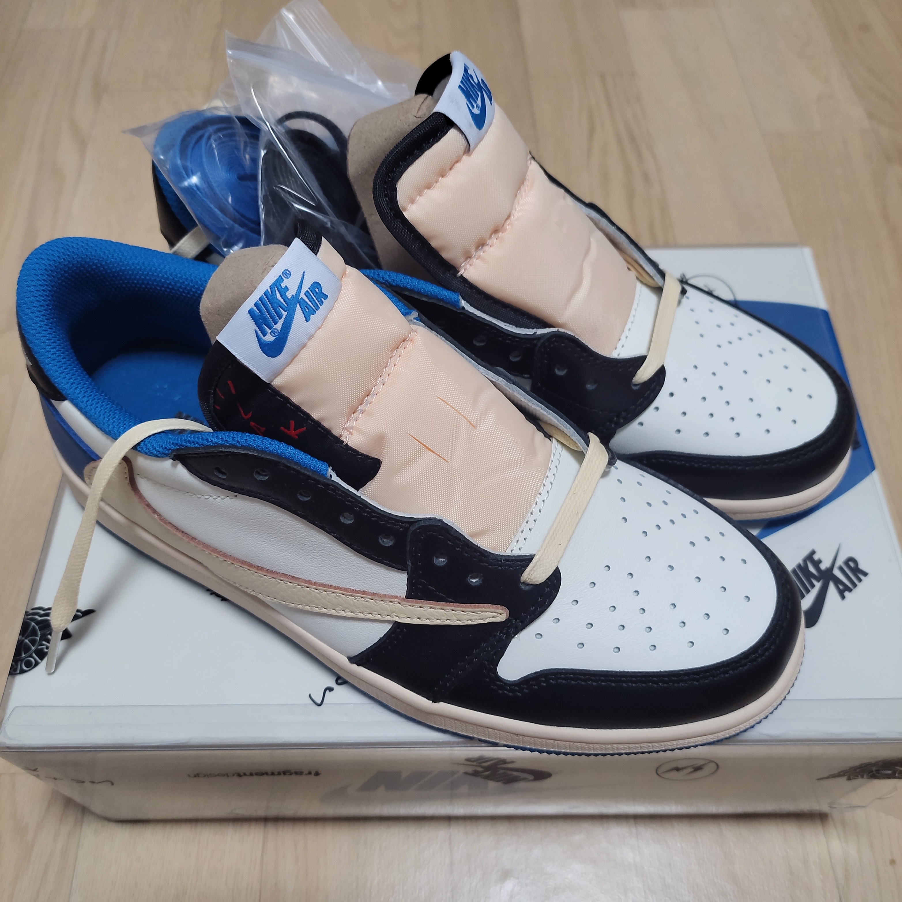 Jordan 1 x Travis Scott x Fragment Retro Low OG SP Military Blue 착용 스타일 - 1