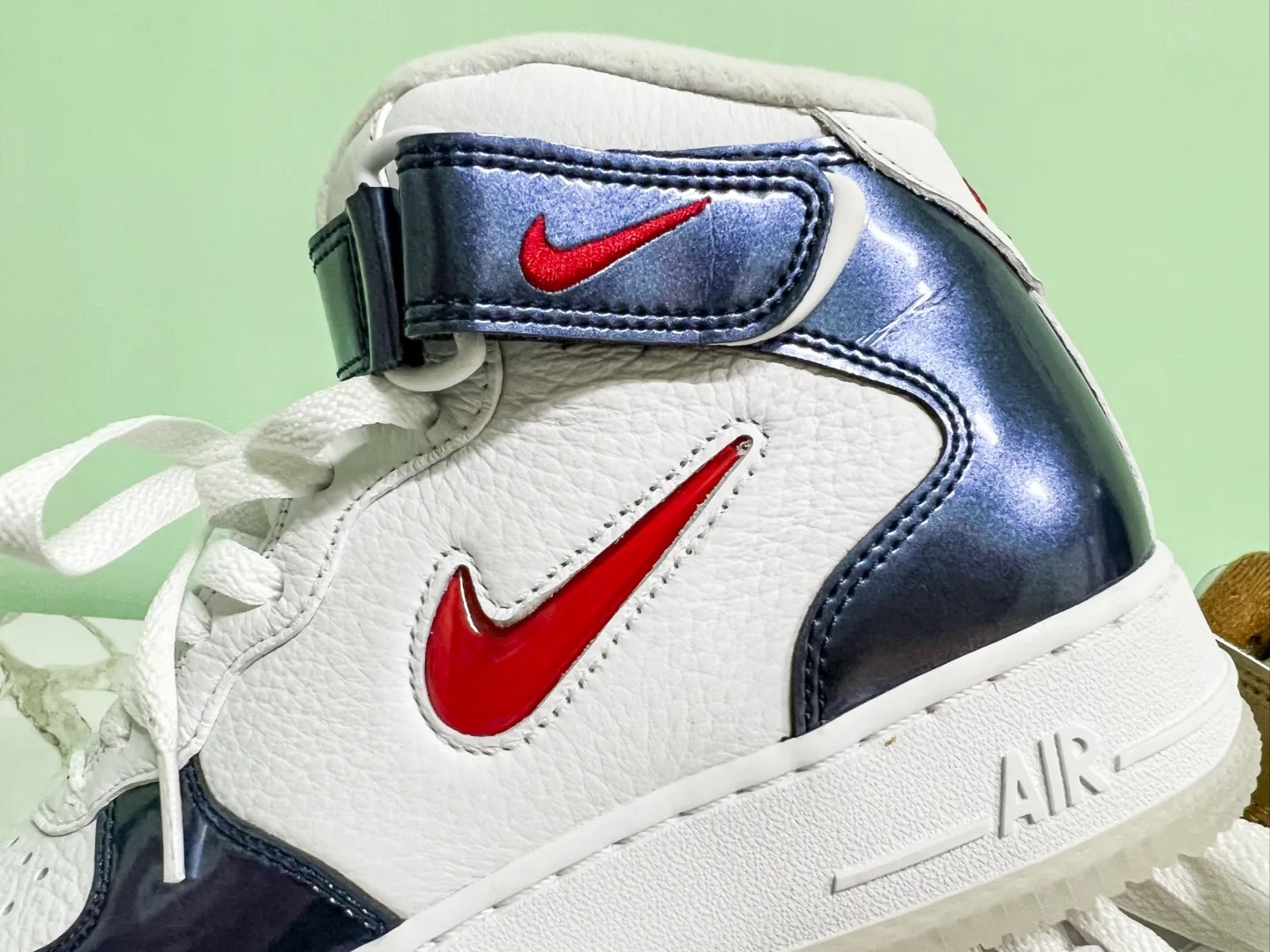 Nike Air Force 1 Mid QS University Red and Midnight Navy, Nike Air Force 1 Mid QS Ale Brown 착용 스타일 - 4