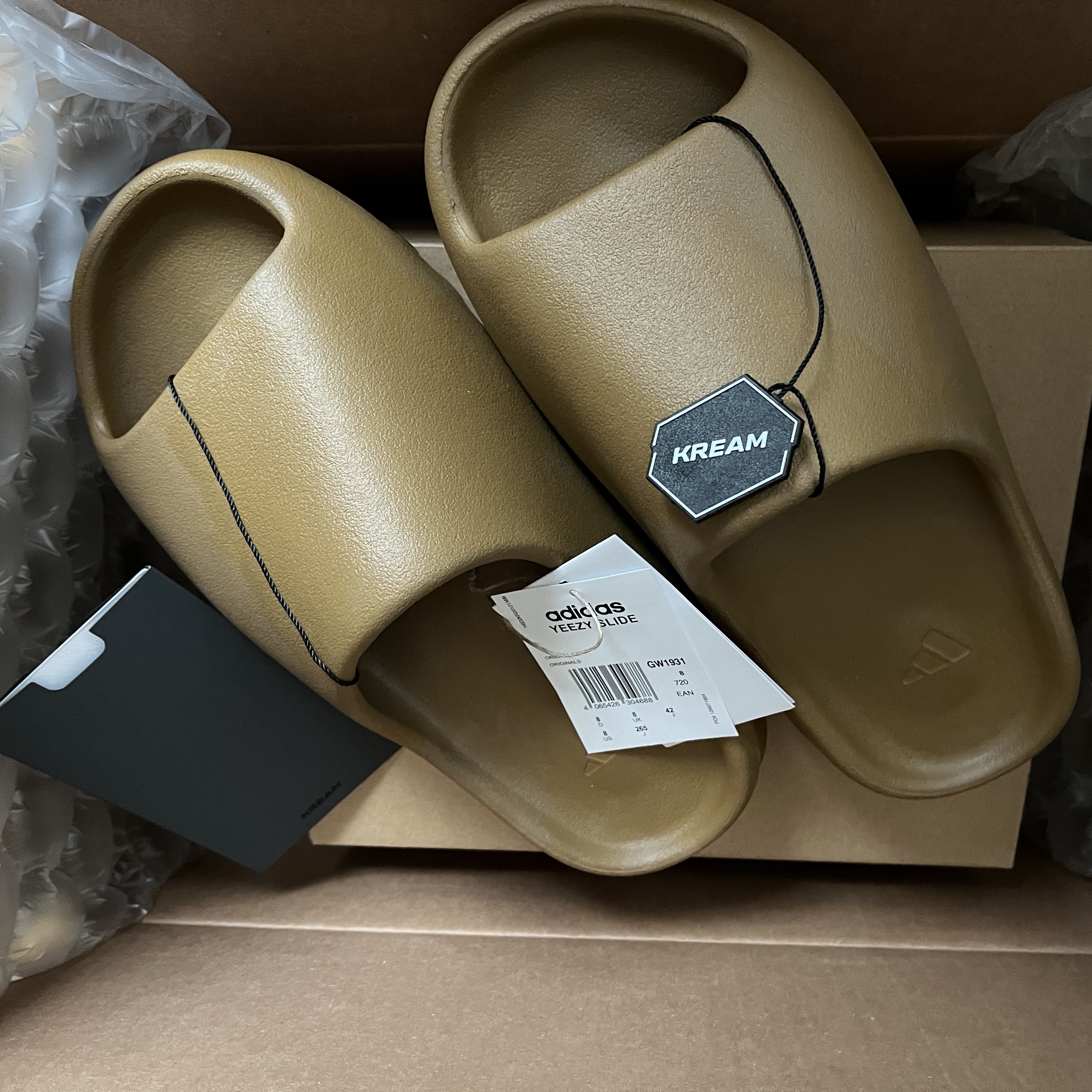 Adidas Yeezy Slide Ochre 착용 스타일 - 2