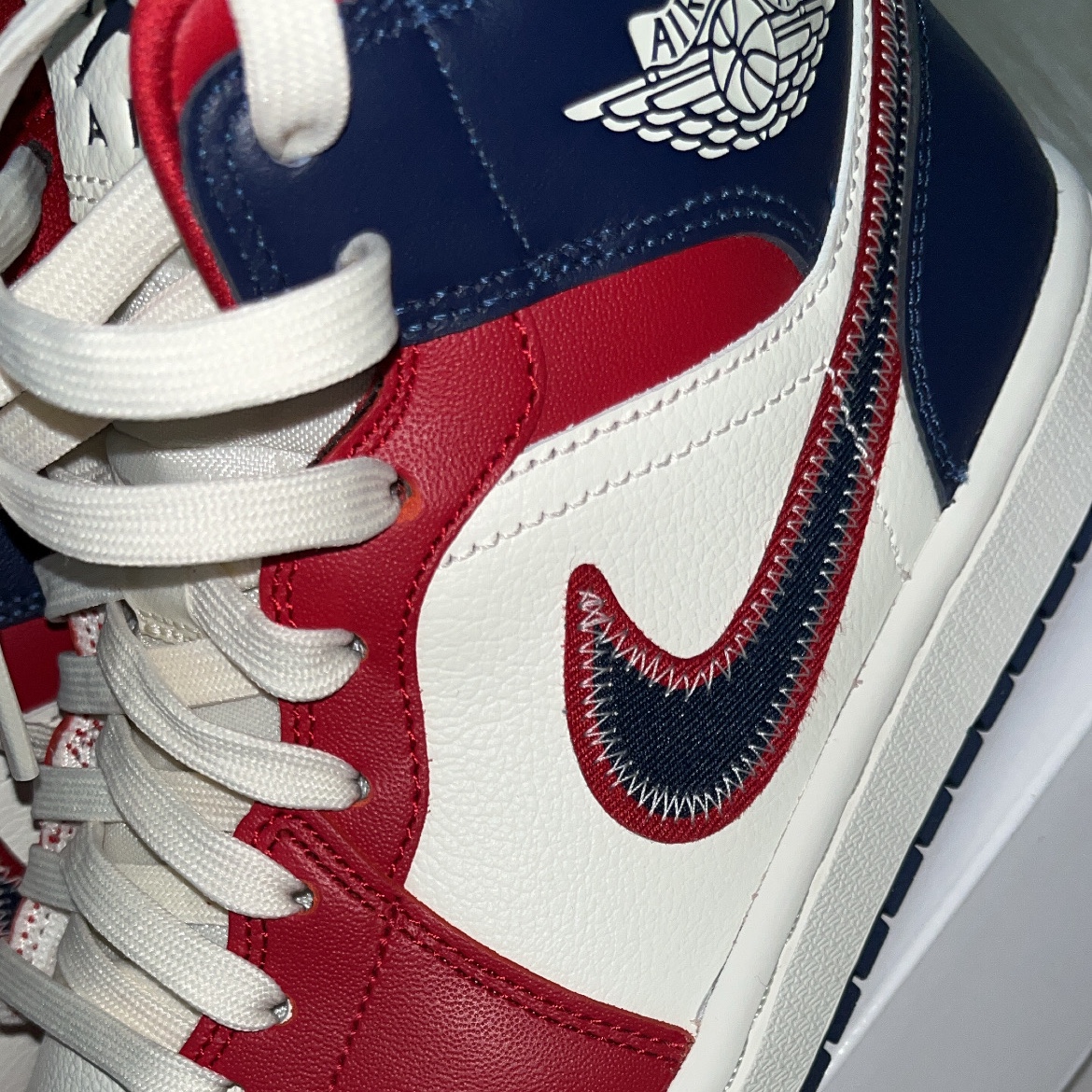 (W) Jordan 1 Mid SE Gym Red Midnight Navy 착용 스타일 - 2