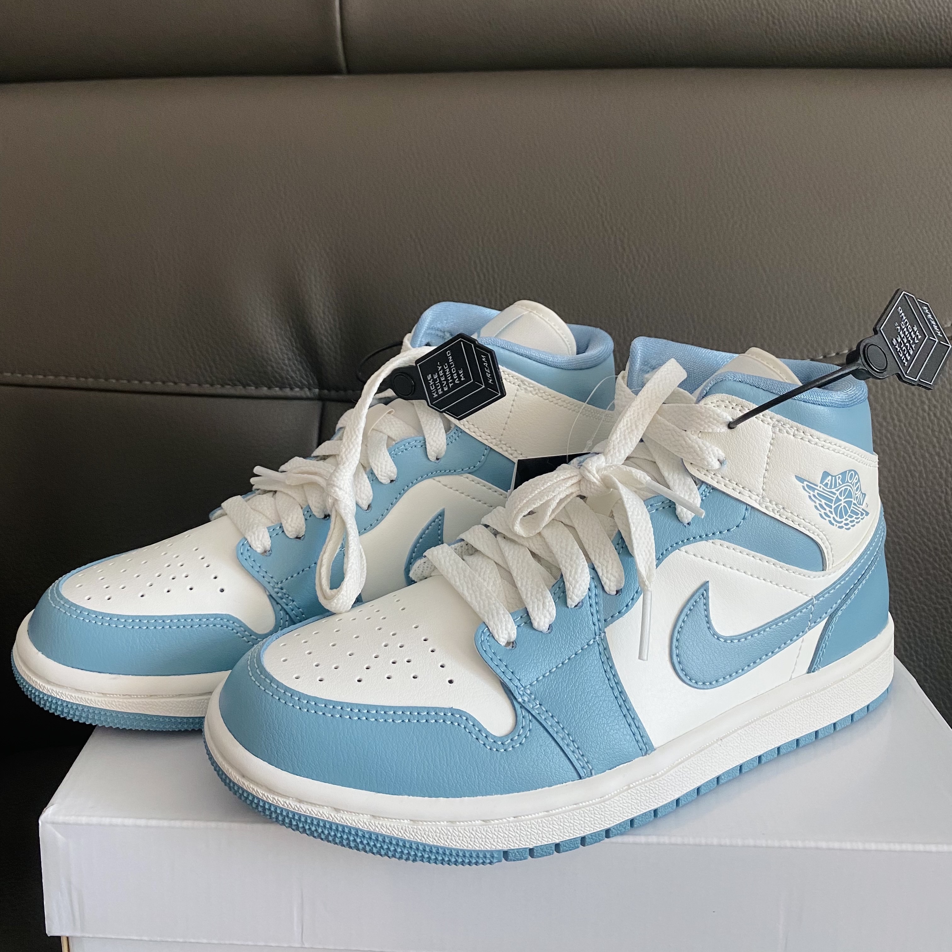 (W) Jordan 1 Mid Sail and Worn Blue 착용 스타일