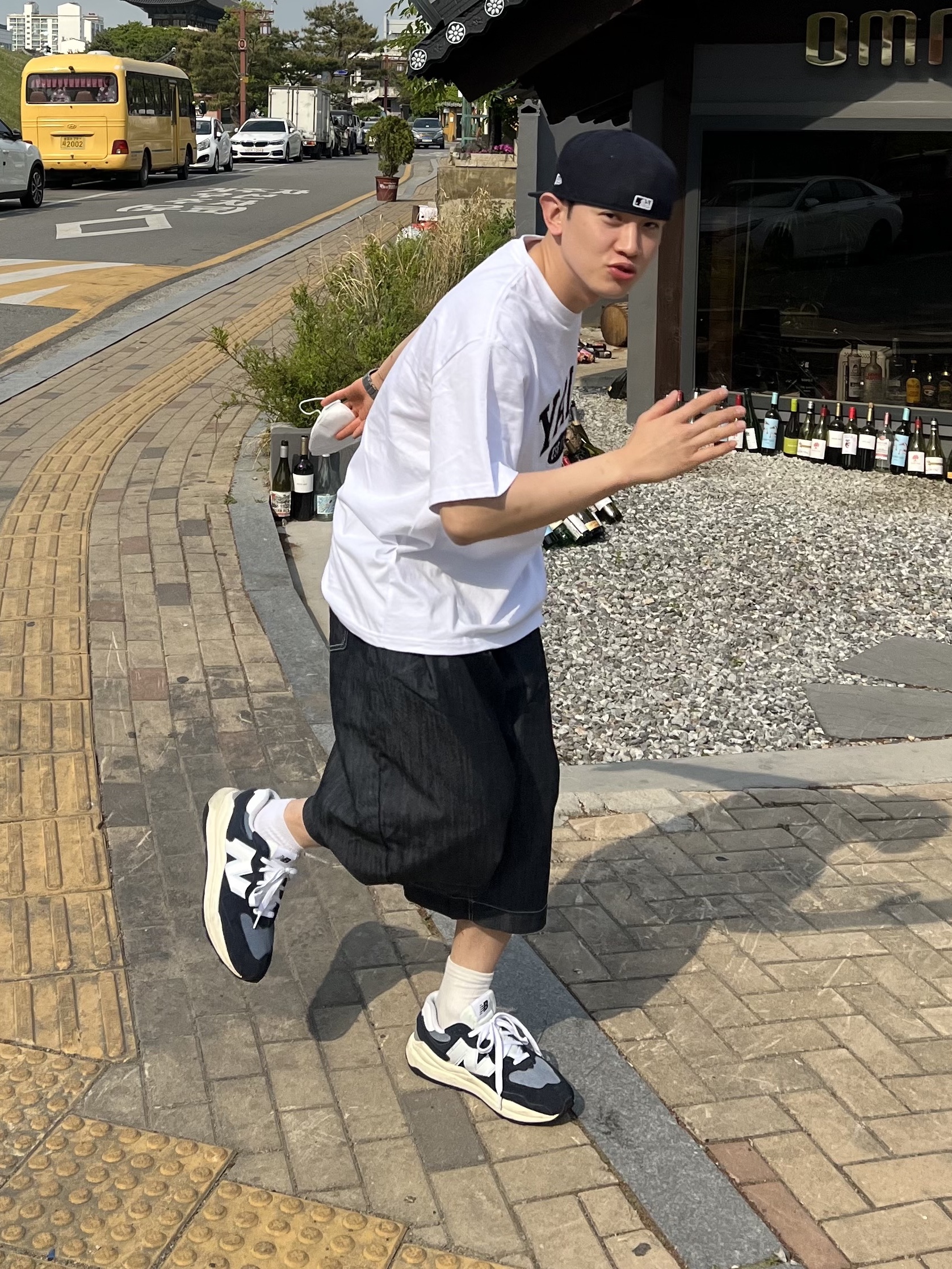 New Balance 5740 Navy 착용 스타일 - 1