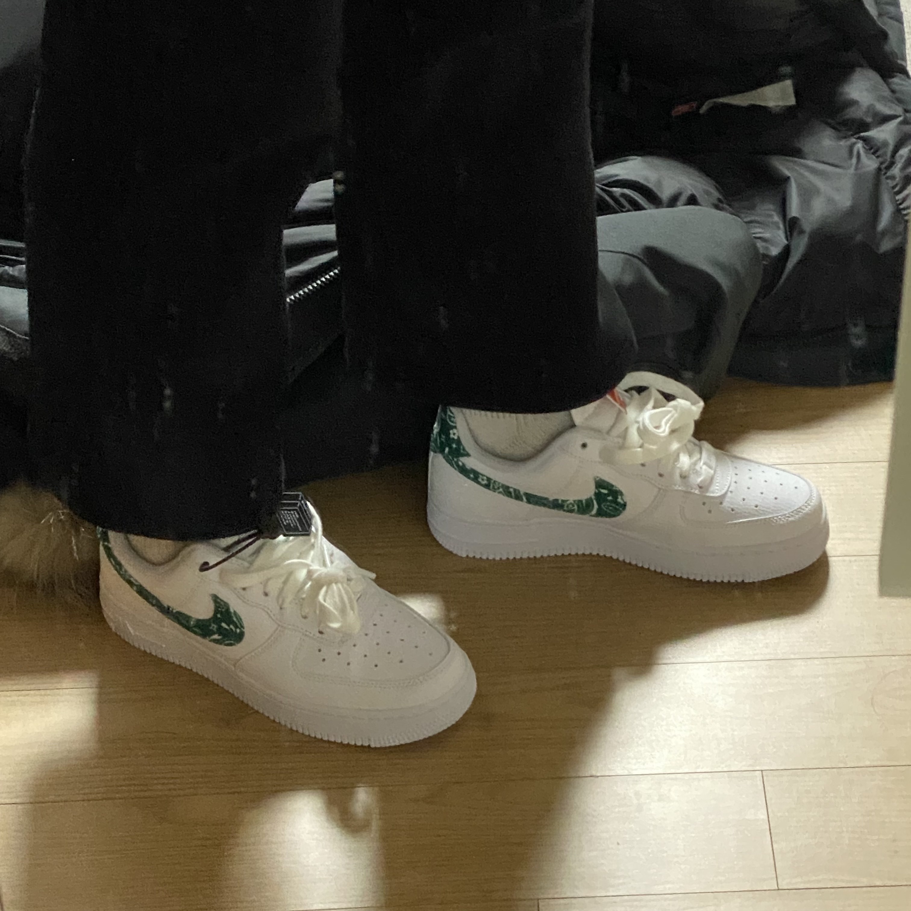 Nike Air Force 1 '07 LV8 Athletic Club Black Dark Sulfur, (GS) Jordan 1 Mid SE Pine Green Light Smoke Grey 착용 스타일 - 2