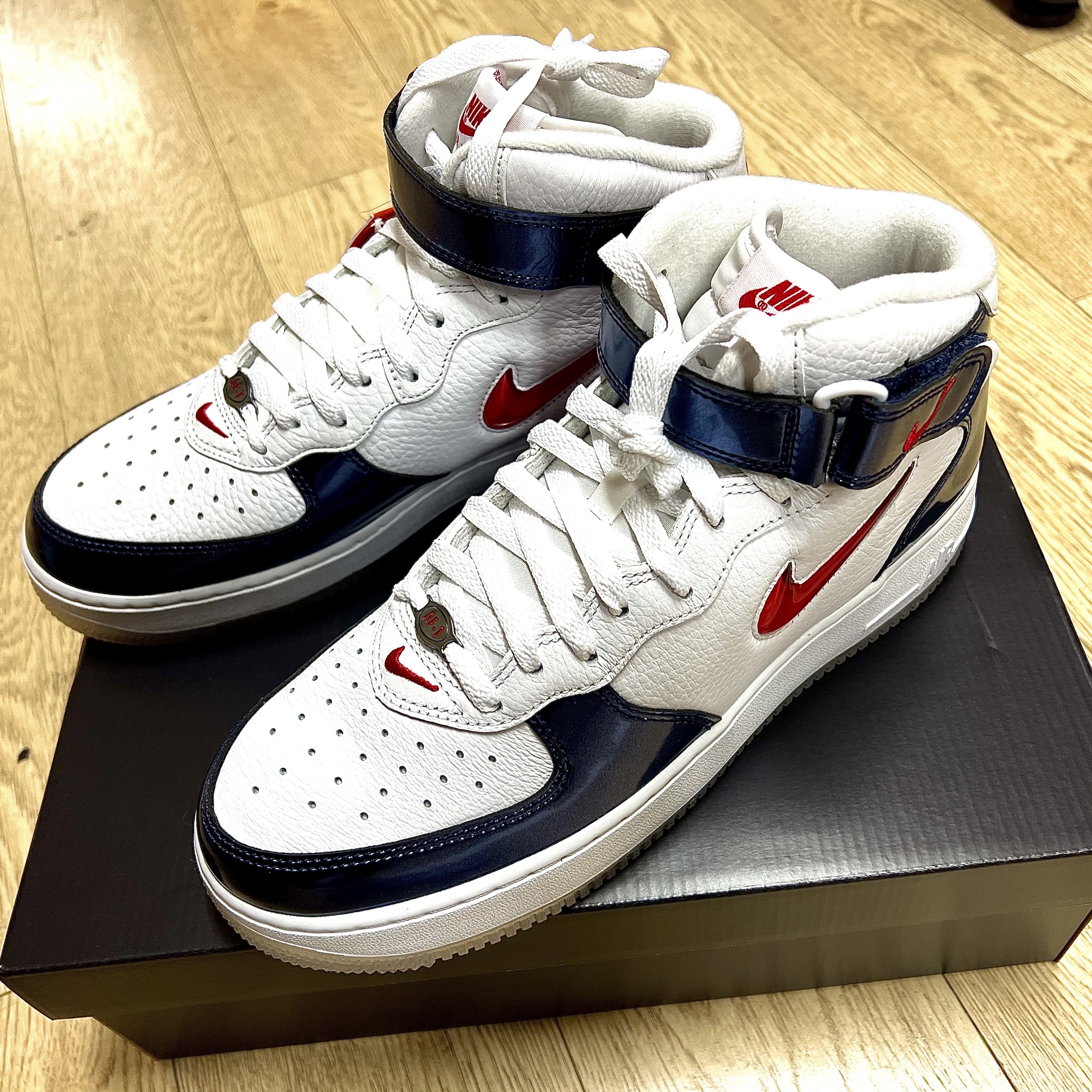 Nike Air Force 1 Mid QS University Red and Midnight Navy 착용 스타일