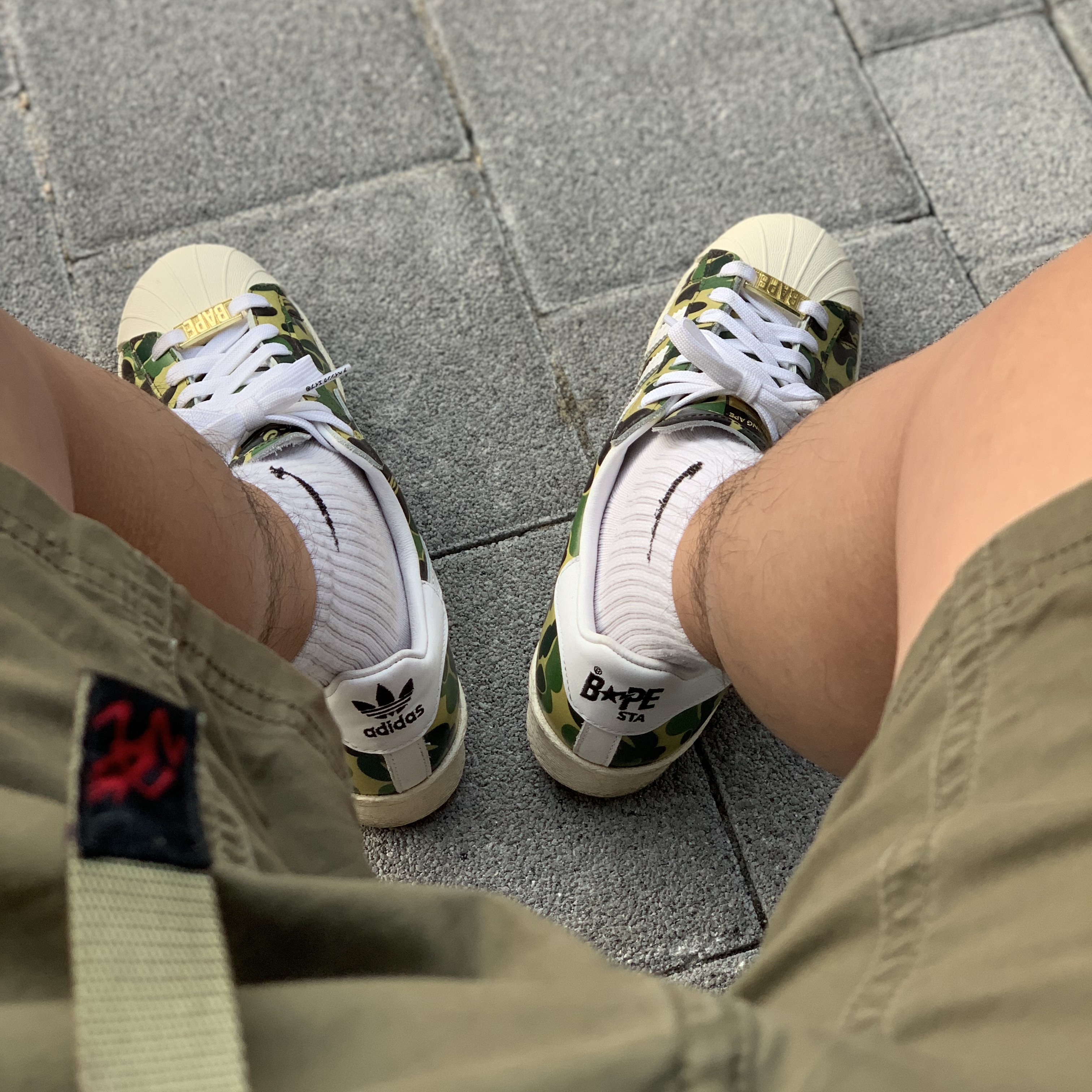 Adidas x BAPE Superstar 80s Green Camo 착용 스타일