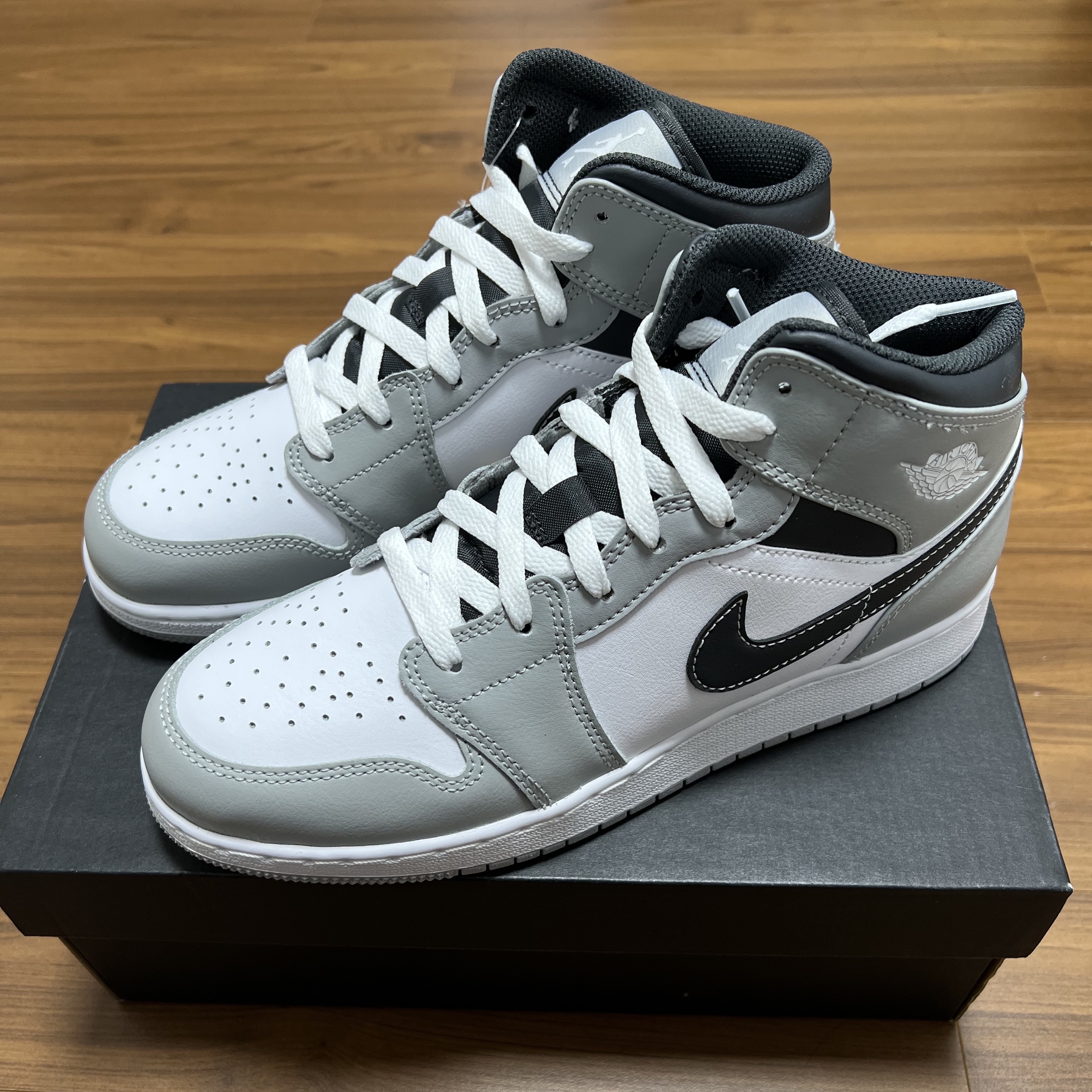 (GS) Jordan 1 Mid Light Smoke Grey Anthracite 착용 스타일 - 1