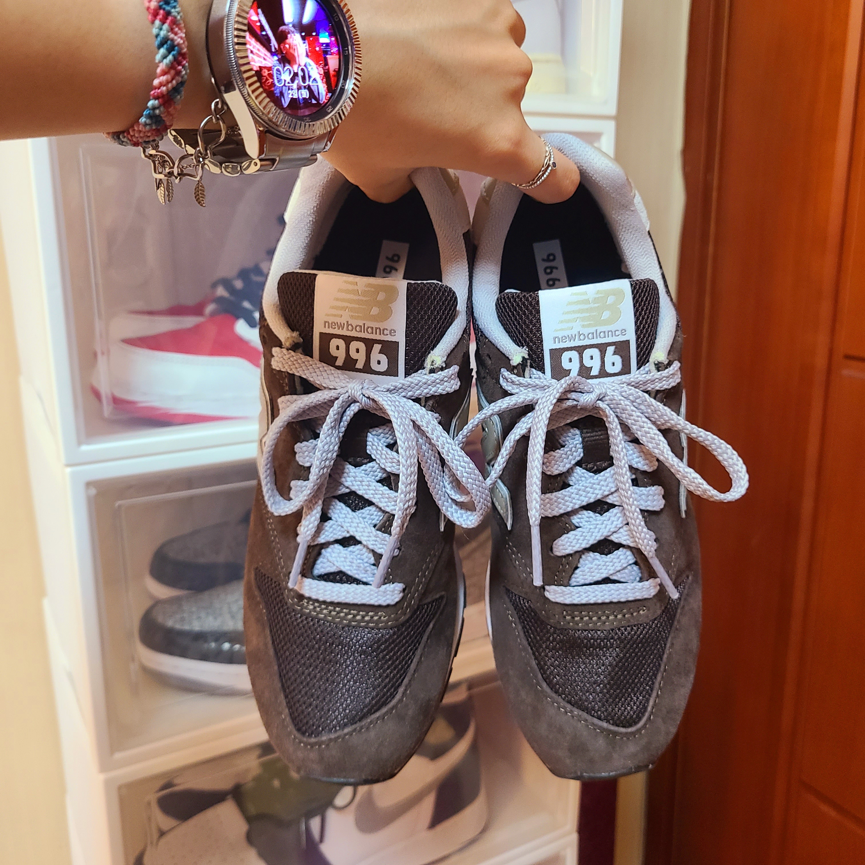 New Balance 996 Dark Brown 착용 스타일 - 4