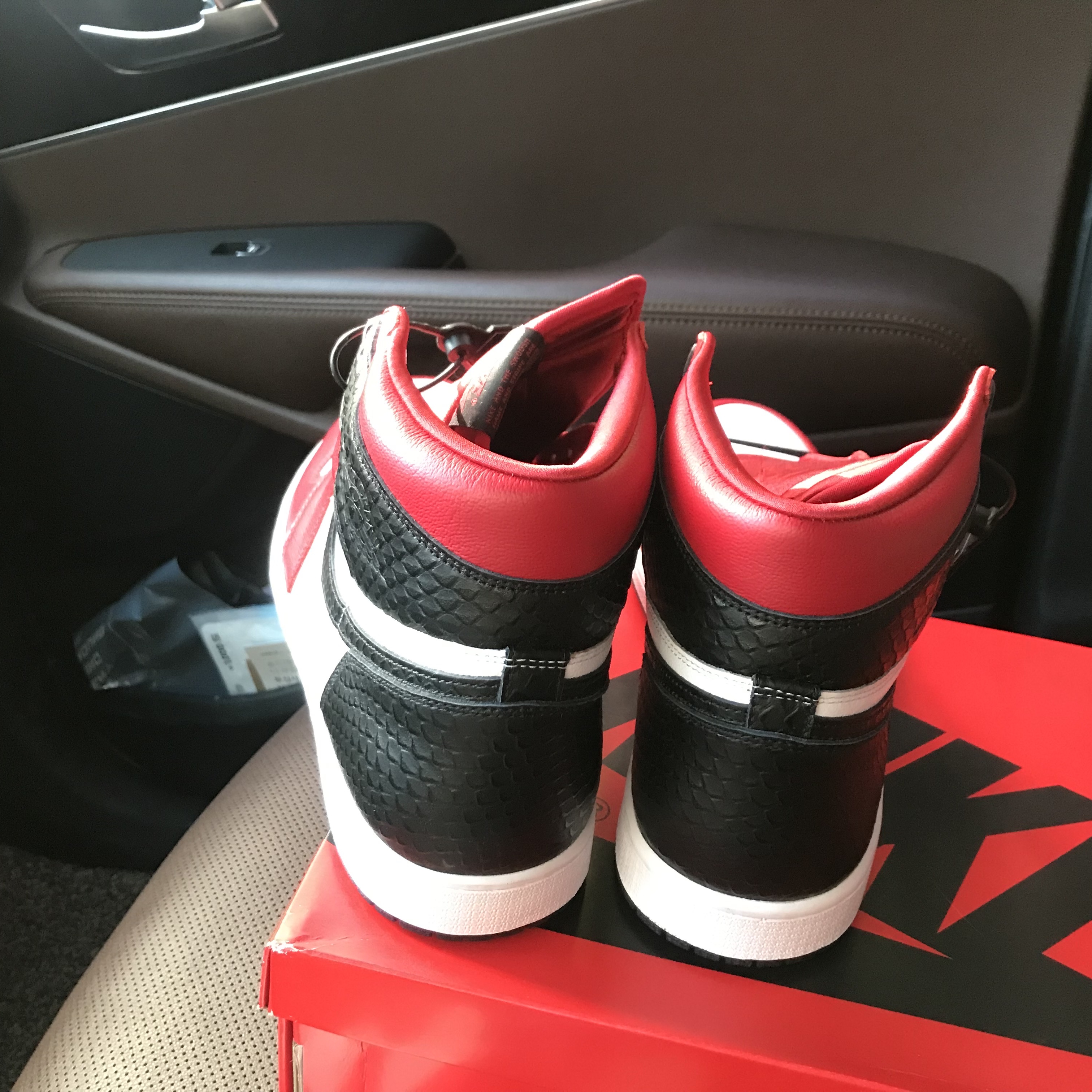 (W) Jordan 1 Retro High Satin Red 착용 스타일 - 3