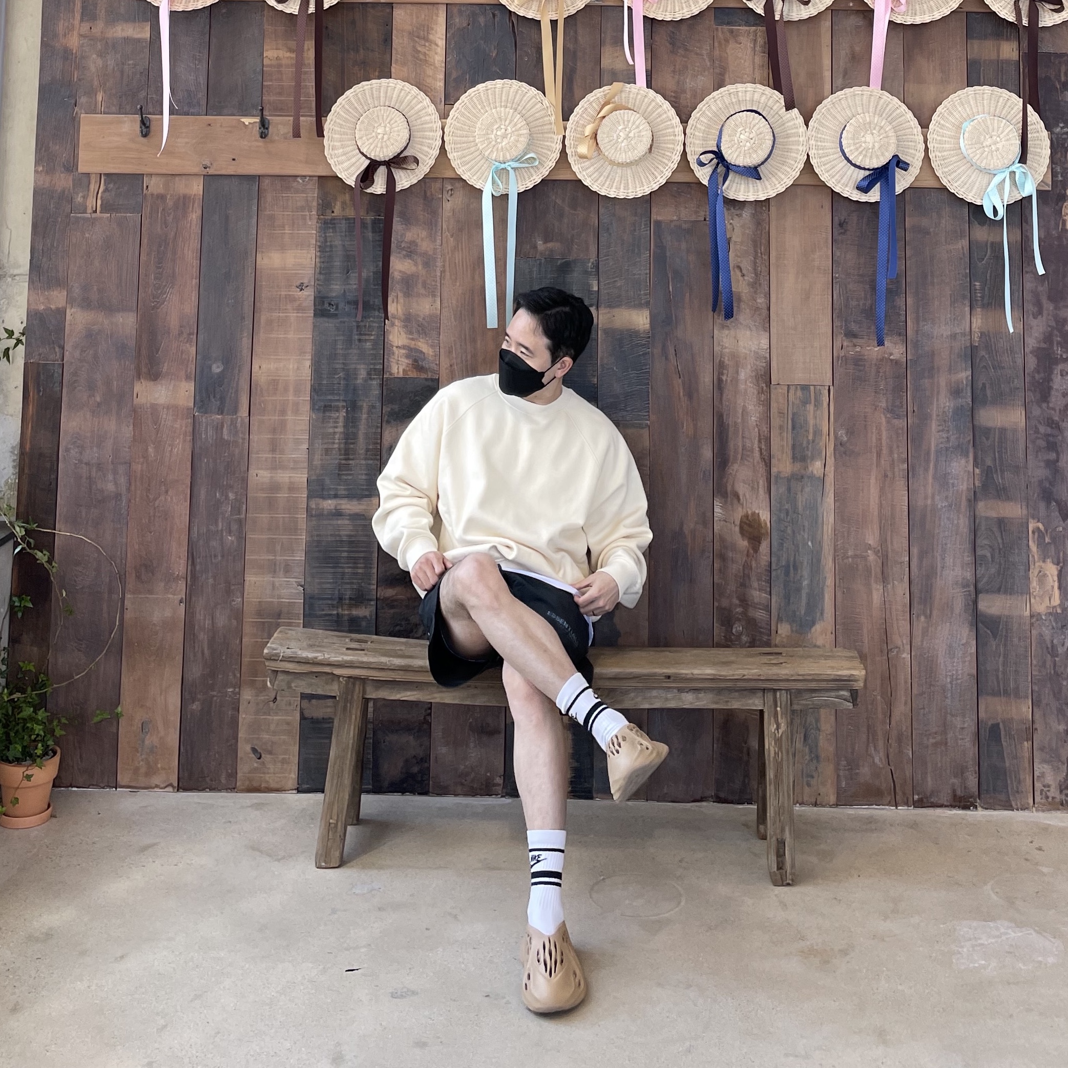 Essentials Pull-Over Crewneck Sweatshirt Cream - 21SS, Essentials Volley Shorts Black - 21SS 착용 스타일 - 2
