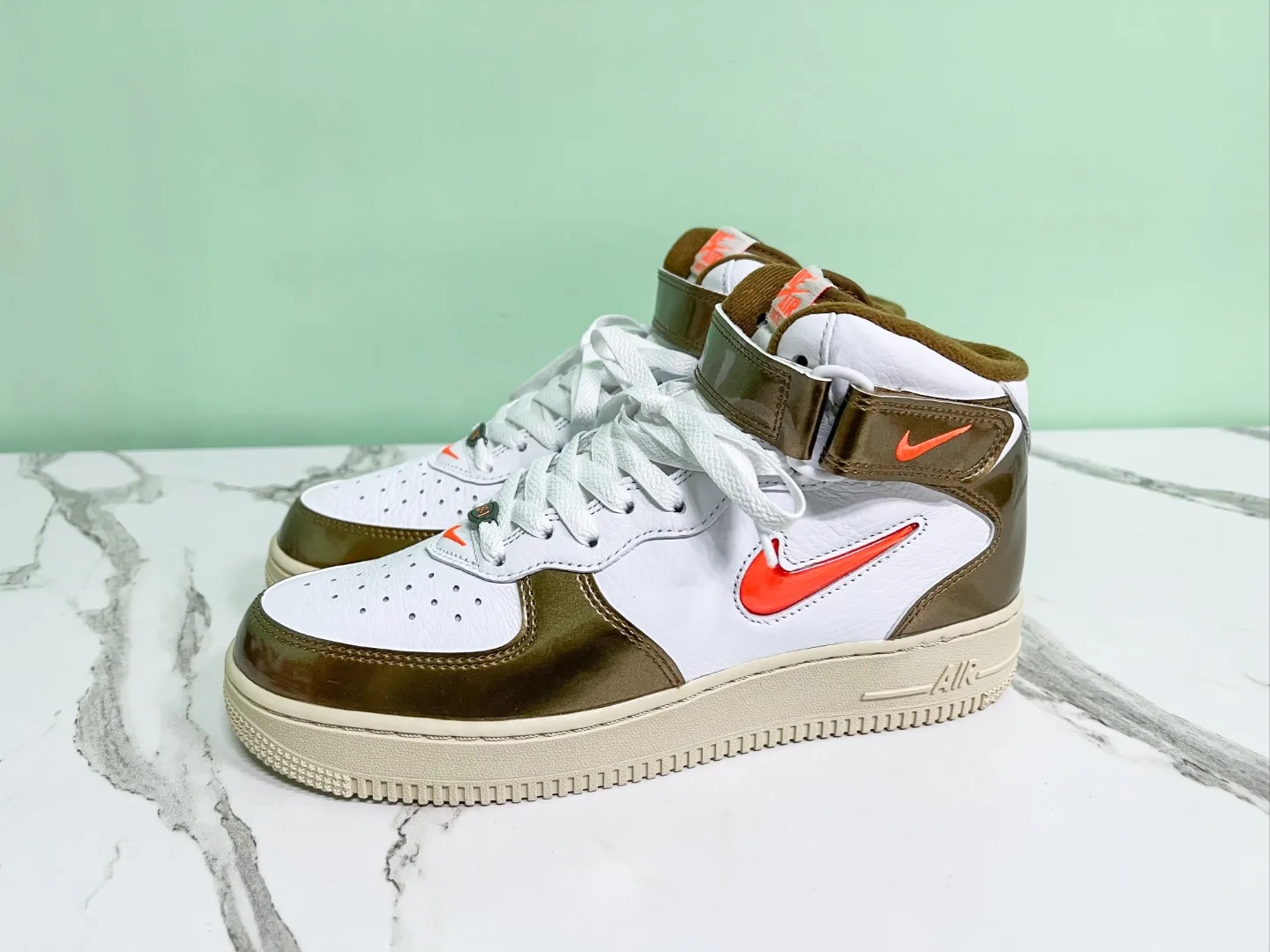 Nike Air Force 1 Mid QS University Red and Midnight Navy, Nike Air Force 1 Mid QS Ale Brown 착용 스타일 - 2