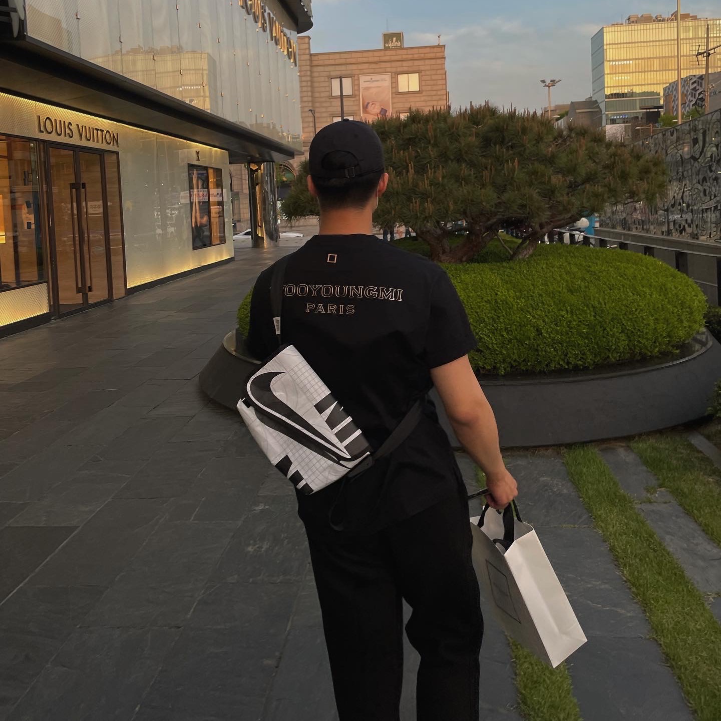 Jordan 1 Retro High OG CO.JP Midnight Navy, Wooyoungmi Outline Back Logo T-Shirt Black - 21FW 착용 스타일 - 3