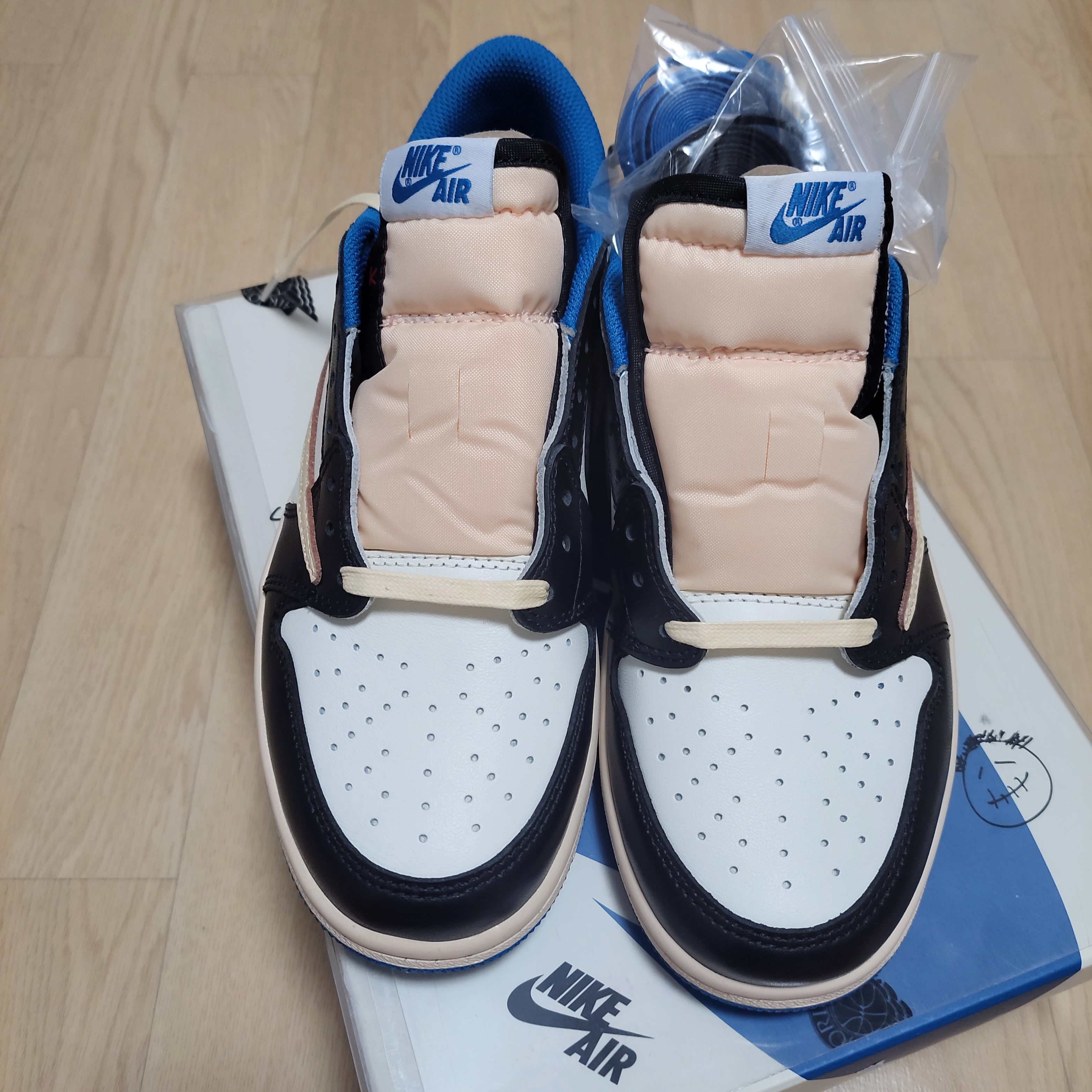 Jordan 1 x Travis Scott x Fragment Retro Low OG SP Military Blue 착용 스타일 - 3
