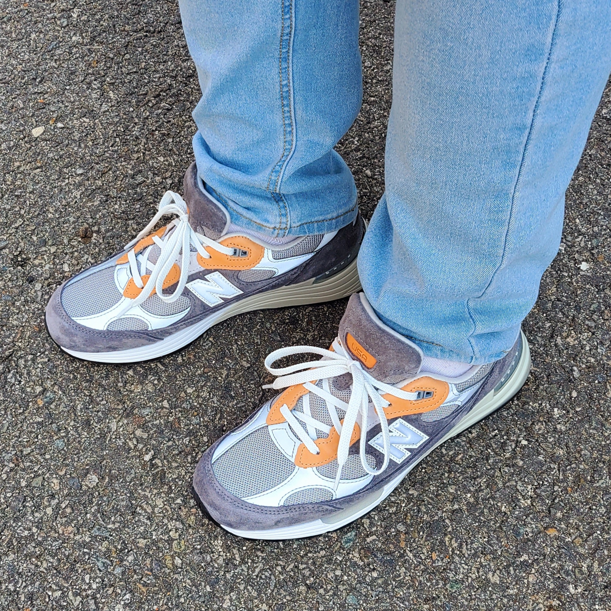 New Balance x Todd Snyder 992 Made in USA 10th Anniversary Grey Tan 착용 스타일 - 2