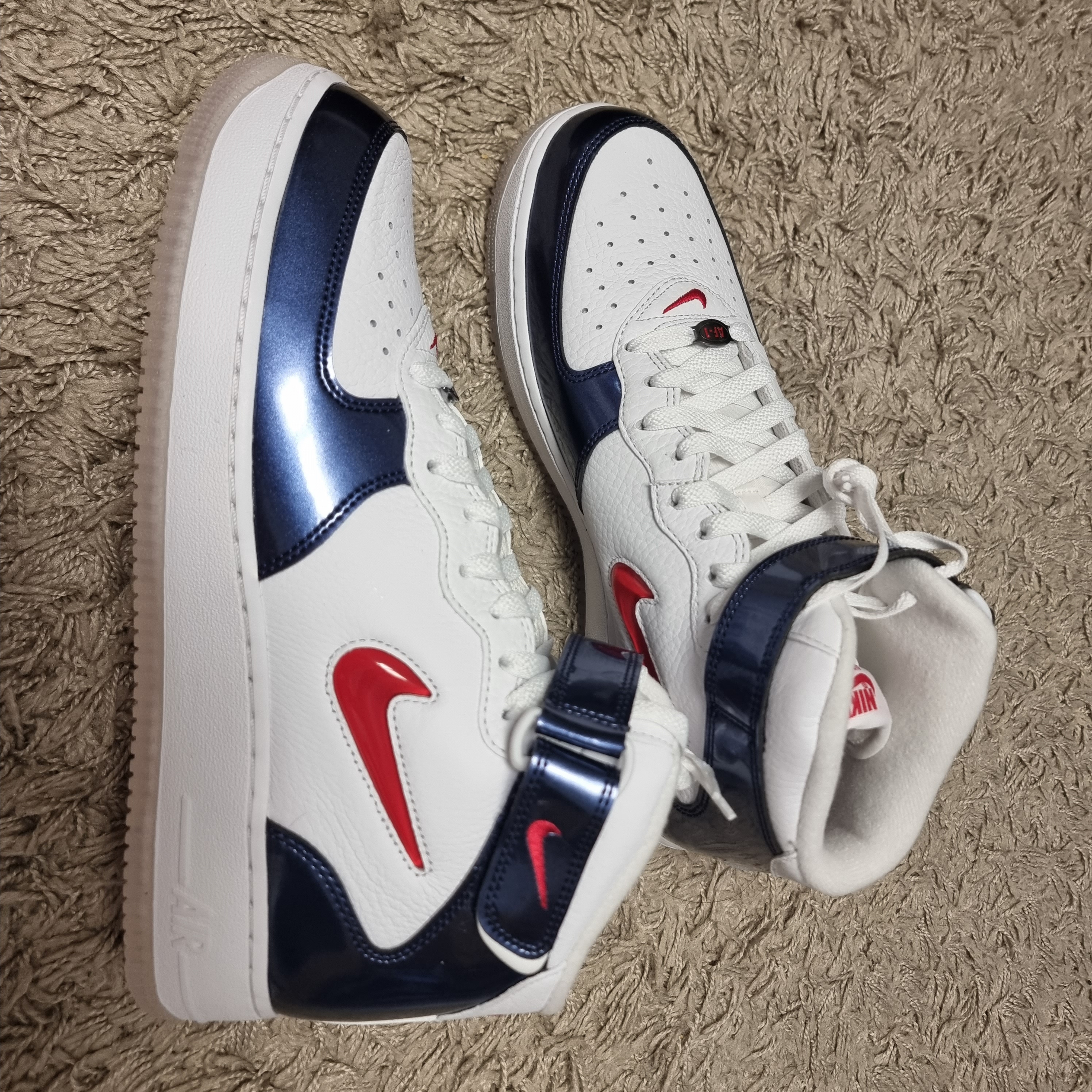 Nike Air Force 1 Mid QS University Red and Midnight Navy 착용 스타일 - 5