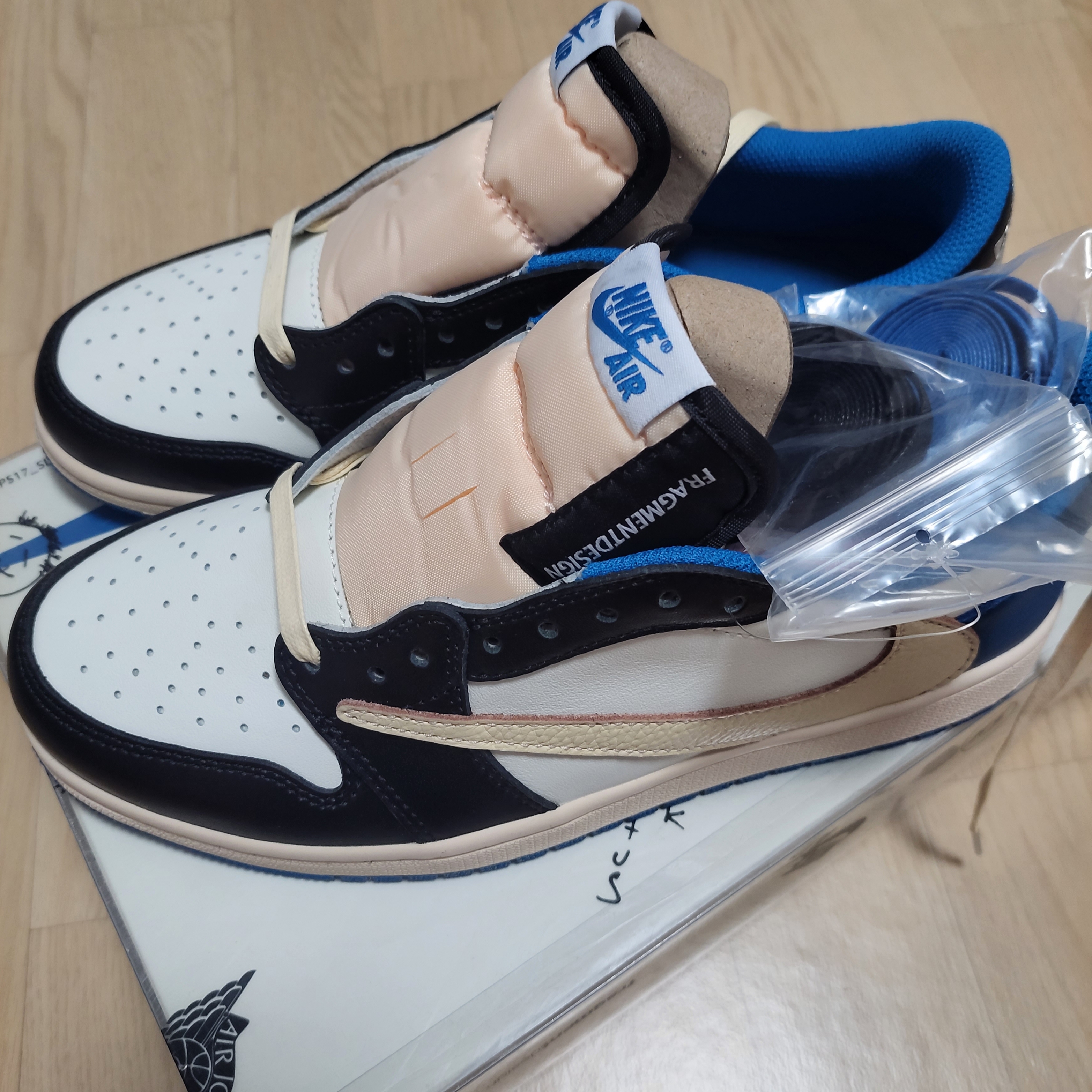 Jordan 1 x Travis Scott x Fragment Retro Low OG SP Military Blue 착용 스타일 - 2