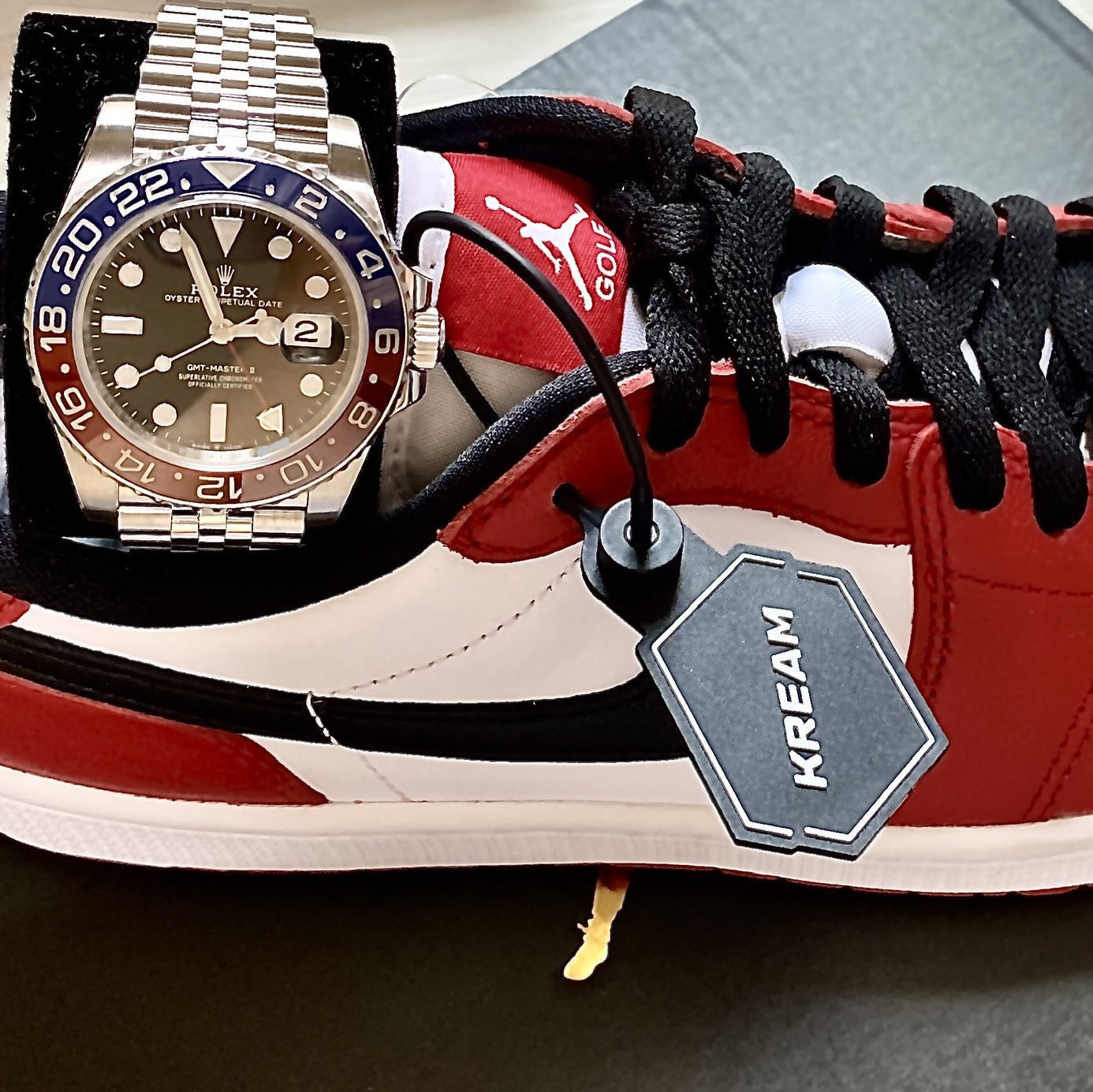 Rolex GMT-Master II 40mm 126710BLRO Black Jubilee, Jordan 1 Low Golf Chicago 착용 스타일