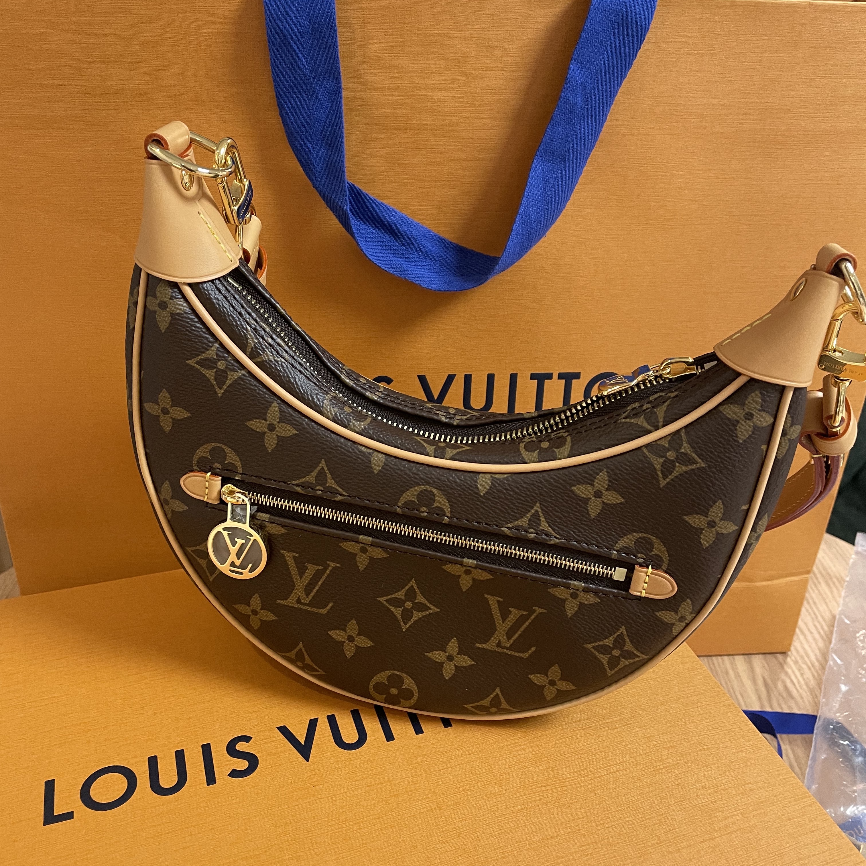 Louis Vuitton Loop Monogram 착용 스타일 - 2