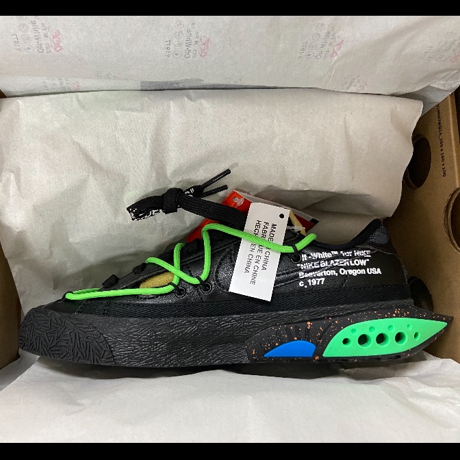 Nike x Off-White Blazer Low '77 Black and Electro Green, Jordan 1 Mid Dark Teal 착용 스타일 - 1