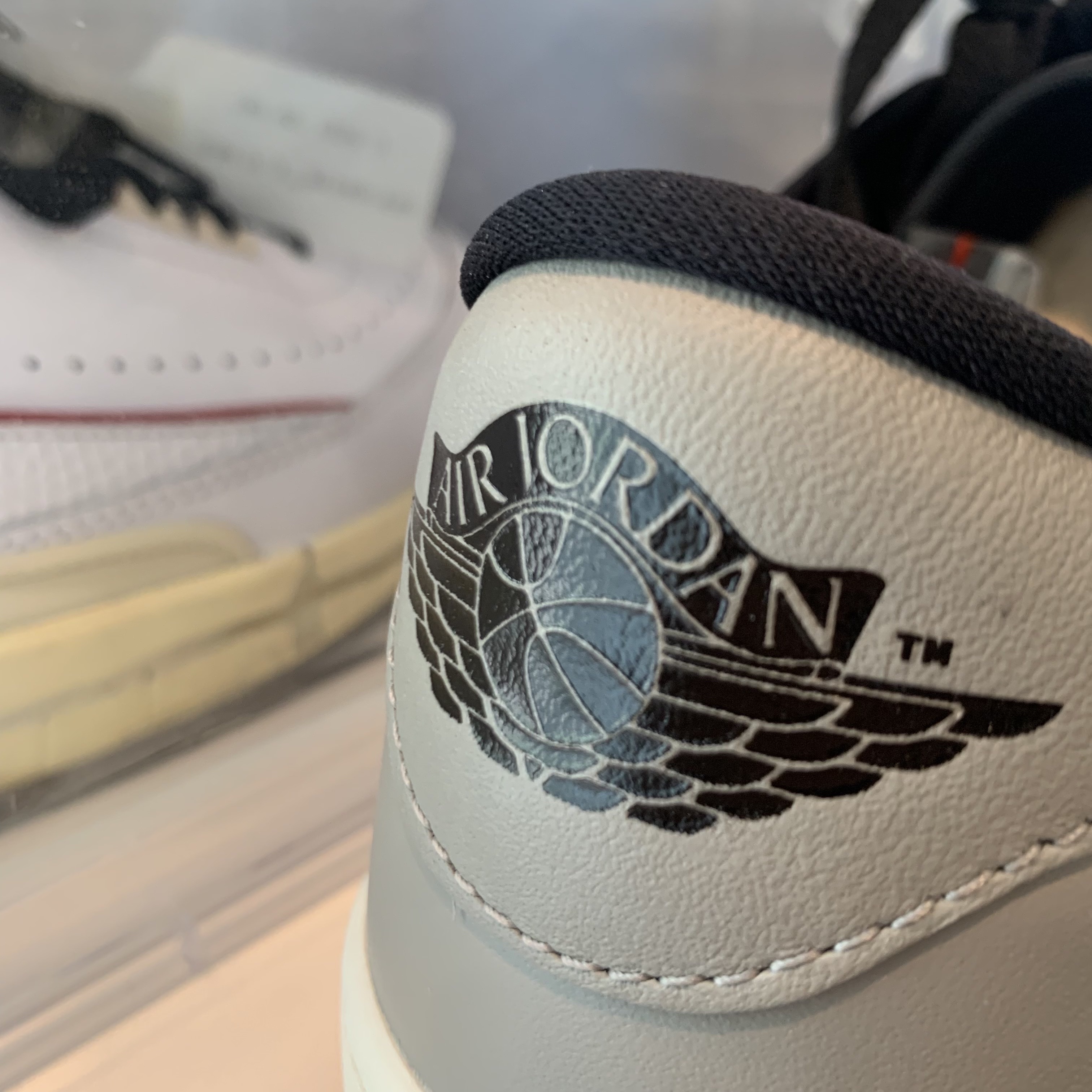 Jordan 1 Low Golf Shadow, Jordan 2 x Off-White Retro Low SP White and Varsity Red 착용 스타일 - 1
