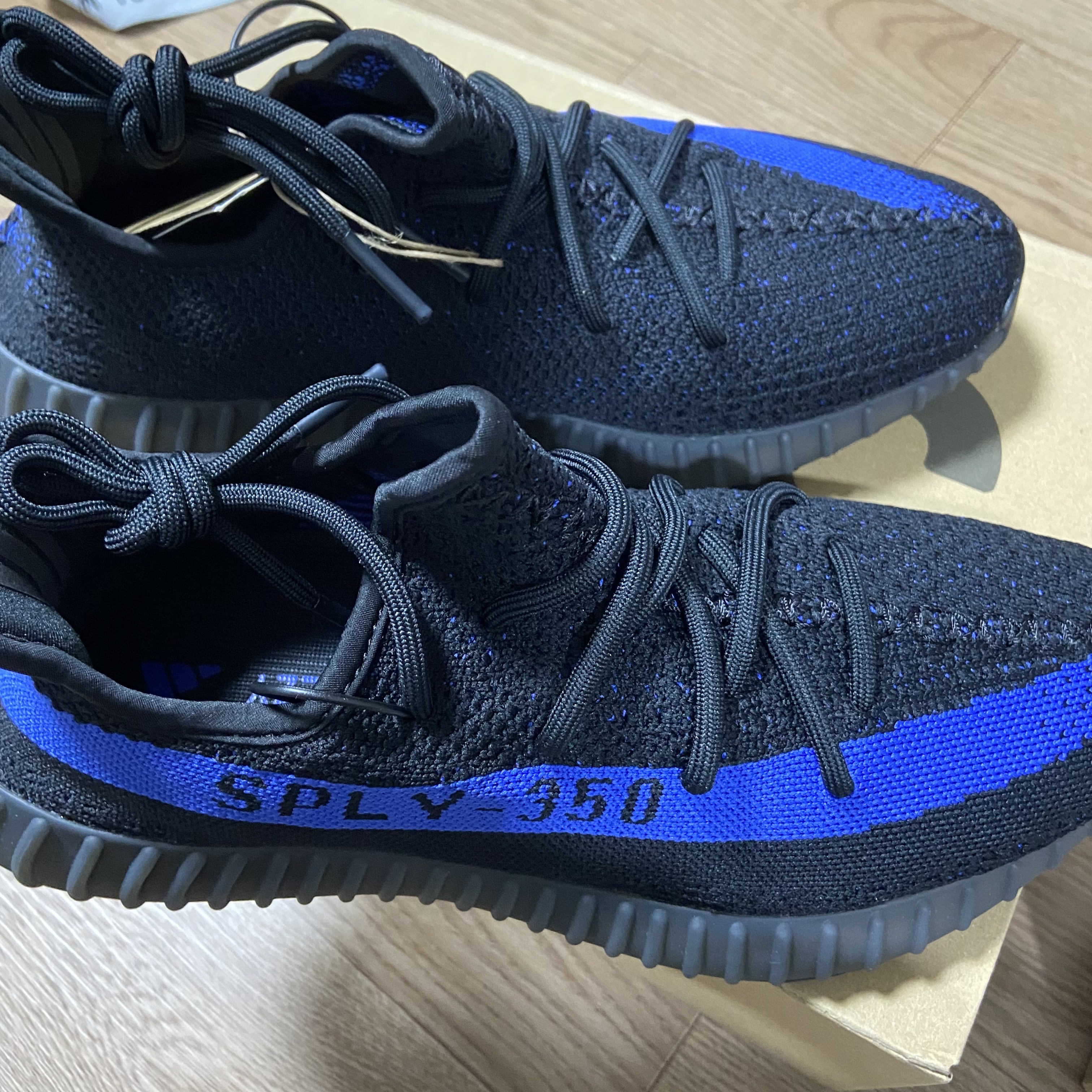 Adidas Yeezy Boost 350 V2 Dazzling Blue 착용 스타일