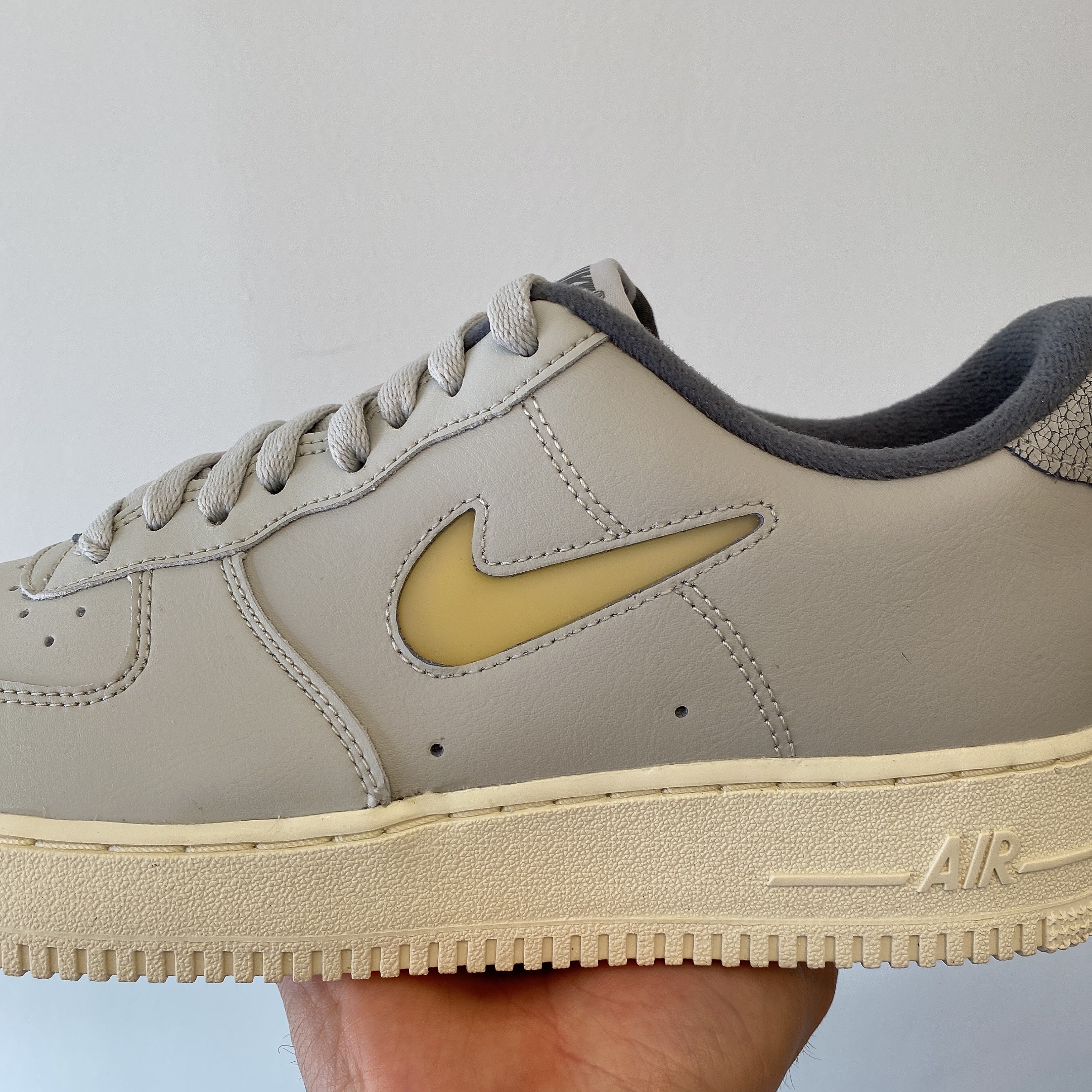 Nike Air Force 1 '07 LX Light Bone and Coconut Milk 착용 스타일 - 3