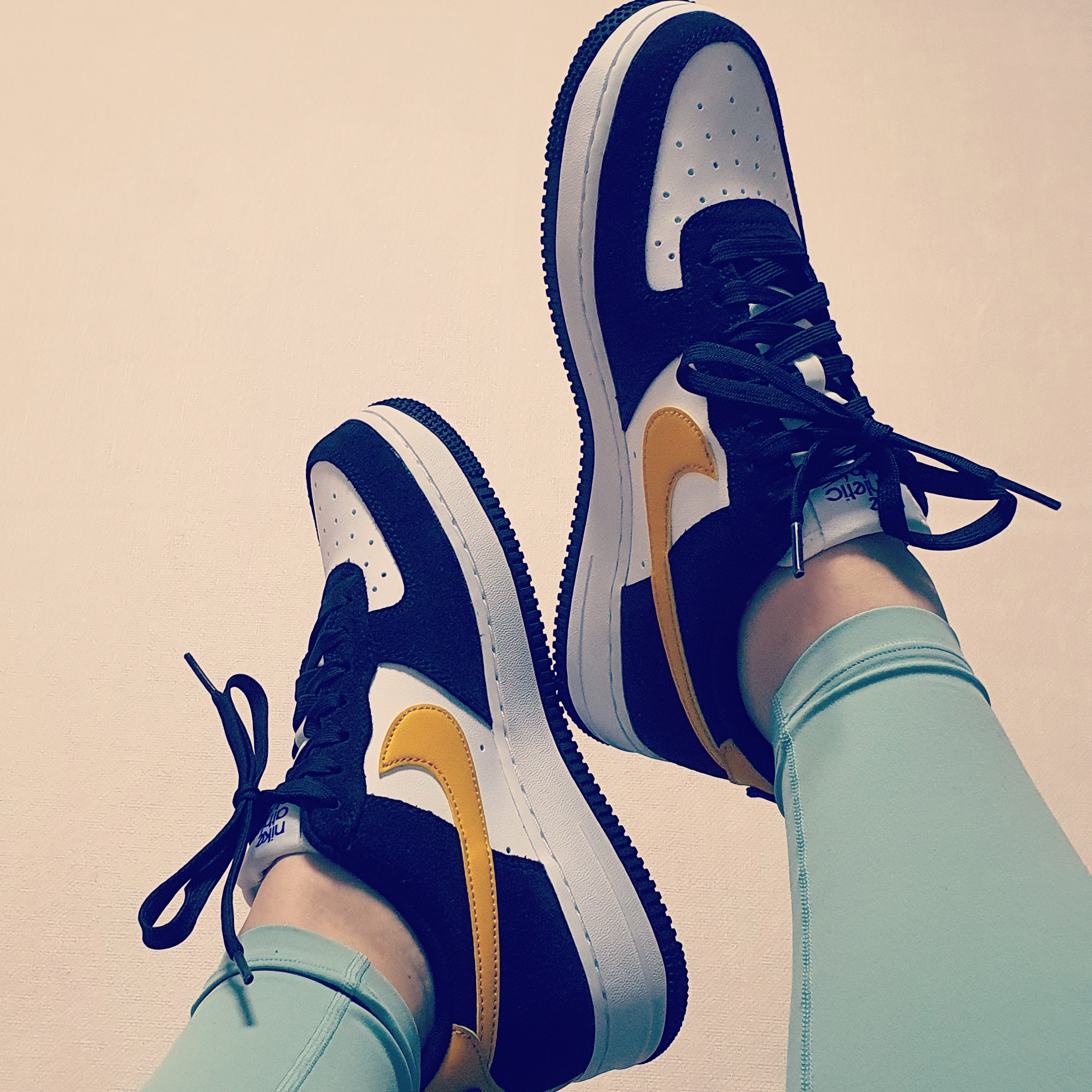 Nike Air Force 1 '07 LV8 Athletic Club Black Dark Sulfur 착용 스타일