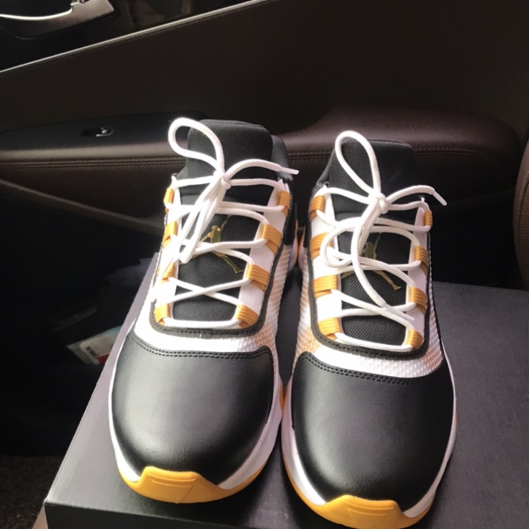 Jordan 11 CMFT Low Black Gold 착용 스타일 - 2