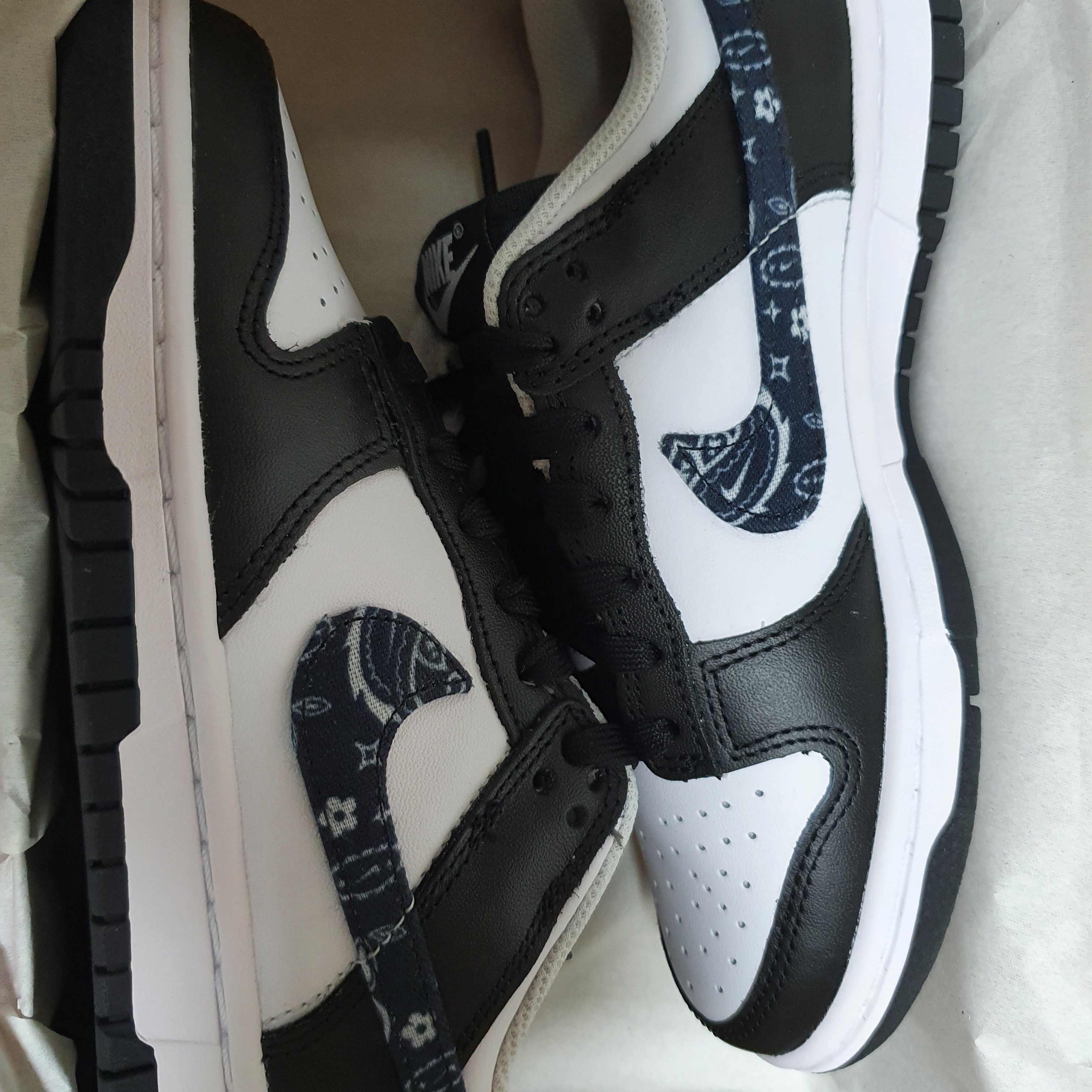(W) Nike Dunk Low Essential Black Paisley 착용 스타일