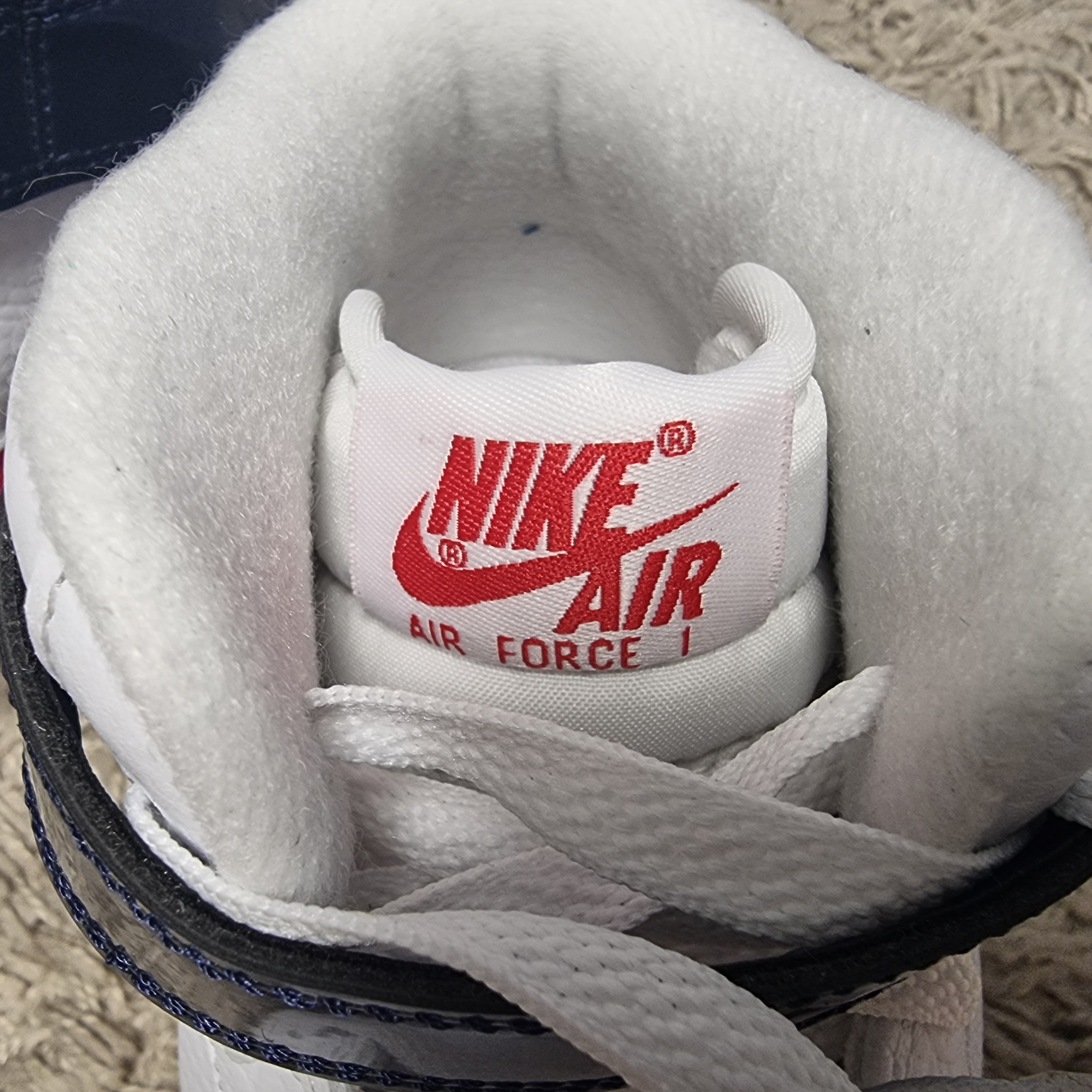 Nike Air Force 1 Mid QS University Red and Midnight Navy 착용 스타일 - 3