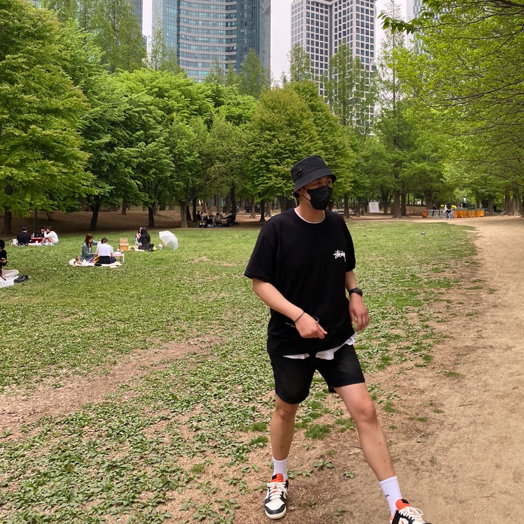Stussy Reflection T-Shirt Black, Prada Re-Nylon Bucket Hat Black 착용 스타일