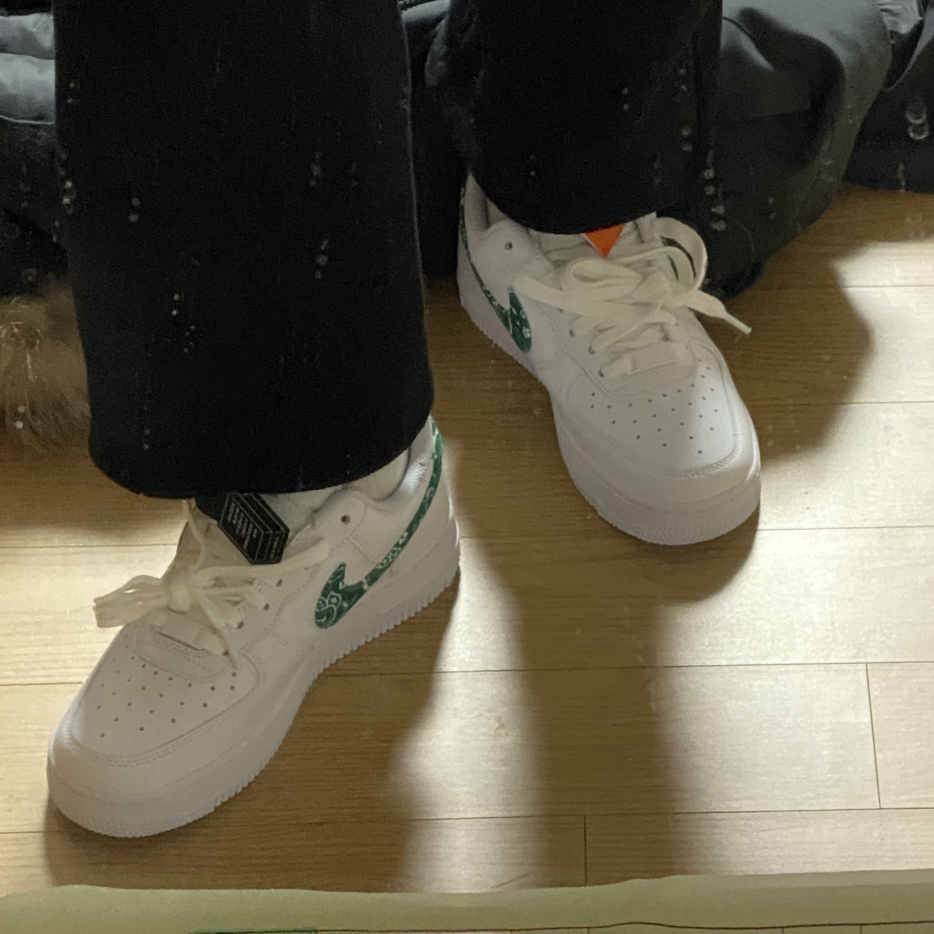 Nike Air Force 1 '07 LV8 Athletic Club Black Dark Sulfur, (GS) Jordan 1 Mid SE Pine Green Light Smoke Grey 착용 스타일 - 3
