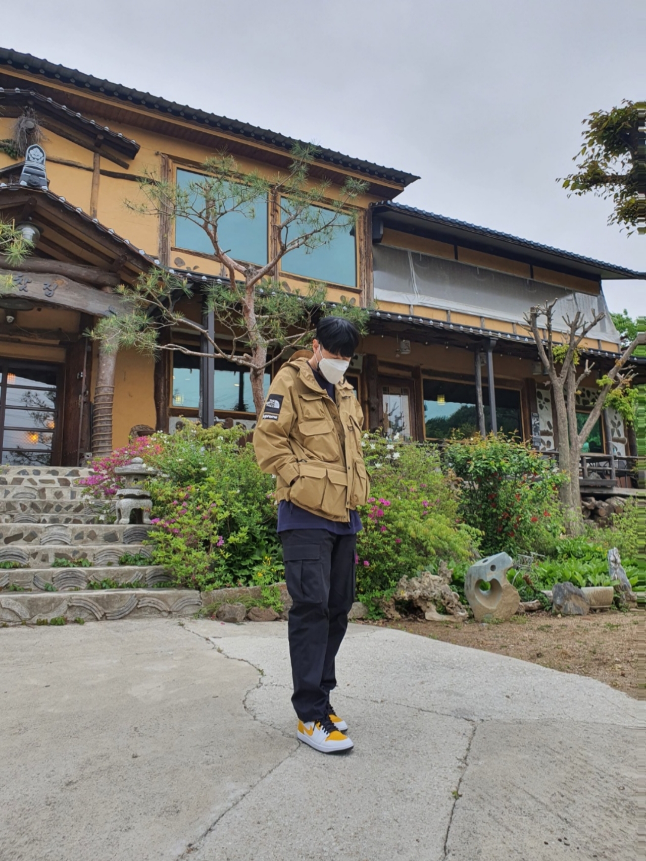 Supreme x The North Face Cargo Jacket Gold - 20SS, Jordan 1 Mid White University Gold 착용 스타일 - 3