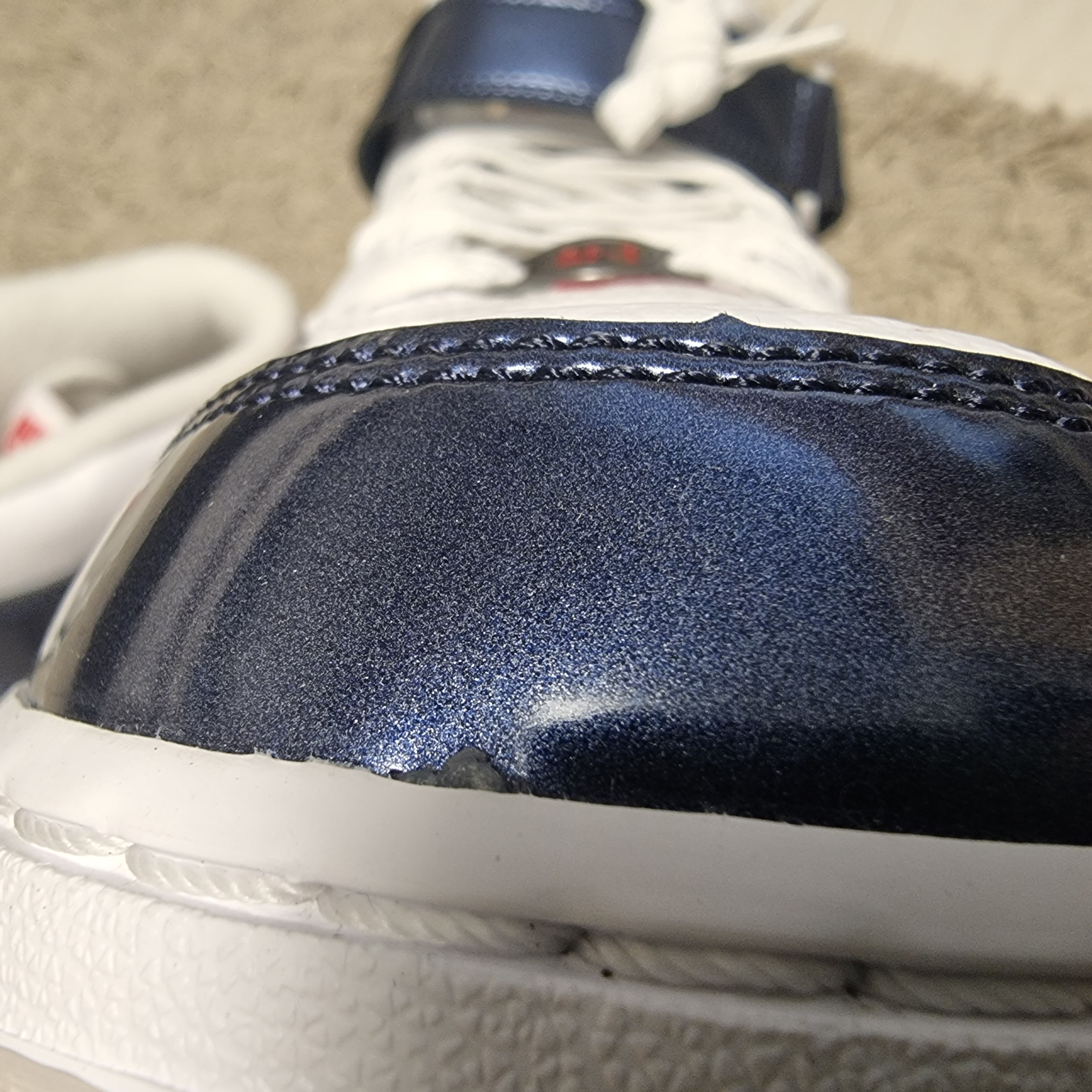 Nike Air Force 1 Mid QS University Red and Midnight Navy 착용 스타일 - 1