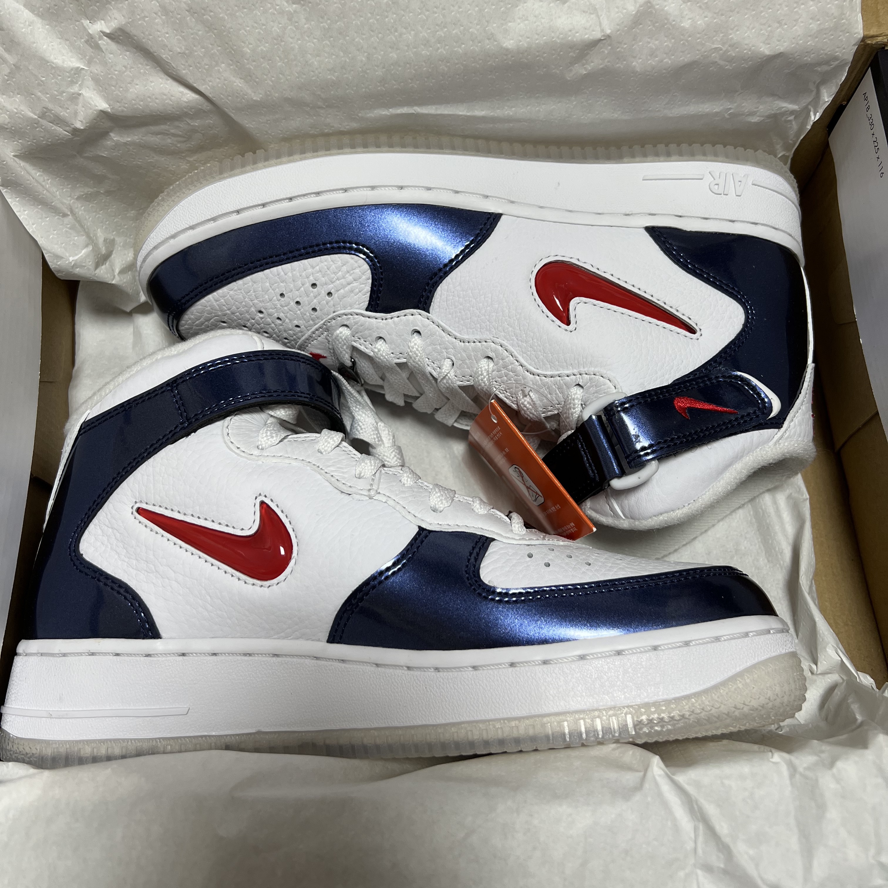 Nike Air Force 1 Mid QS University Red and Midnight Navy 착용 스타일 - 3