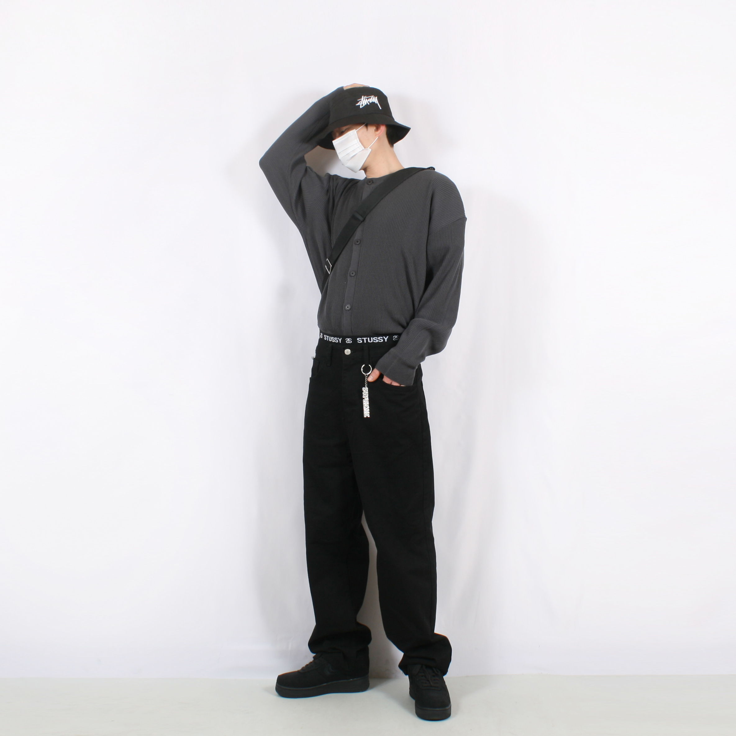 Nike x Stussy Air Force 1 Low Triple Black, Supreme Fronts Keychain Gold - 19SS 착용 스타일 - 1