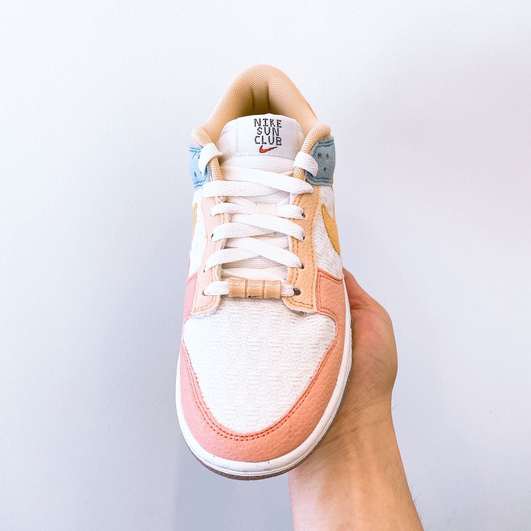 (W) Nike Dunk Low SE Sun Club Sanded Gold 착용 스타일 - 2