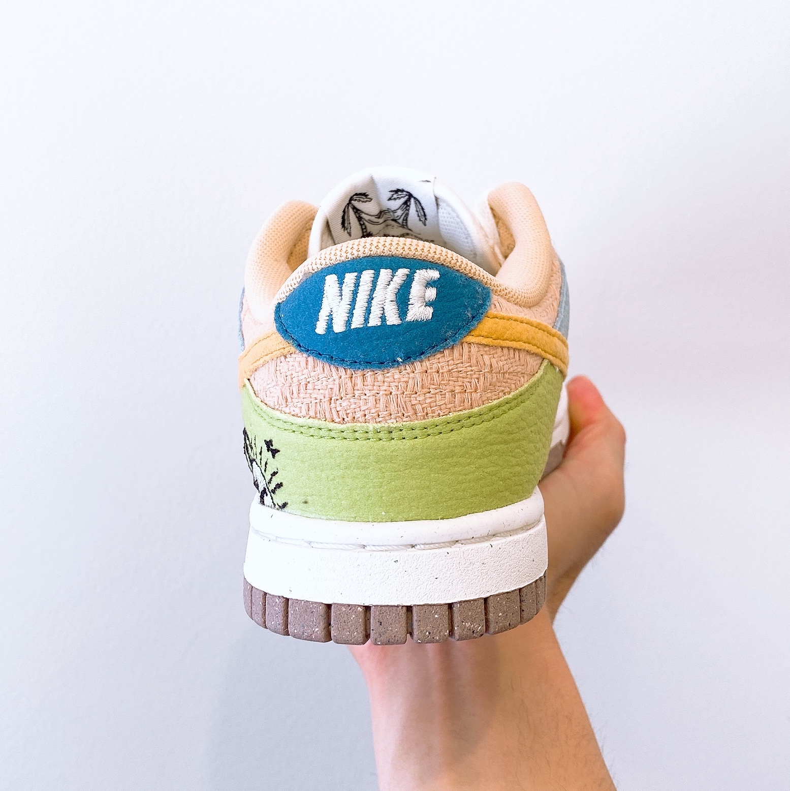 (W) Nike Dunk Low SE Sun Club Sanded Gold 착용 스타일 - 3