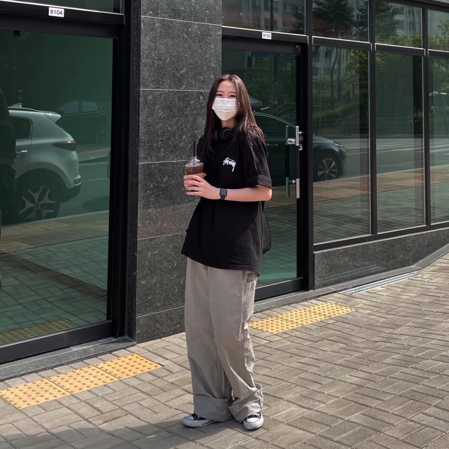Stussy Fuzzy Dice T-Shirt Black, Converse Chuck 70 Hi Black 착용 스타일 - 2