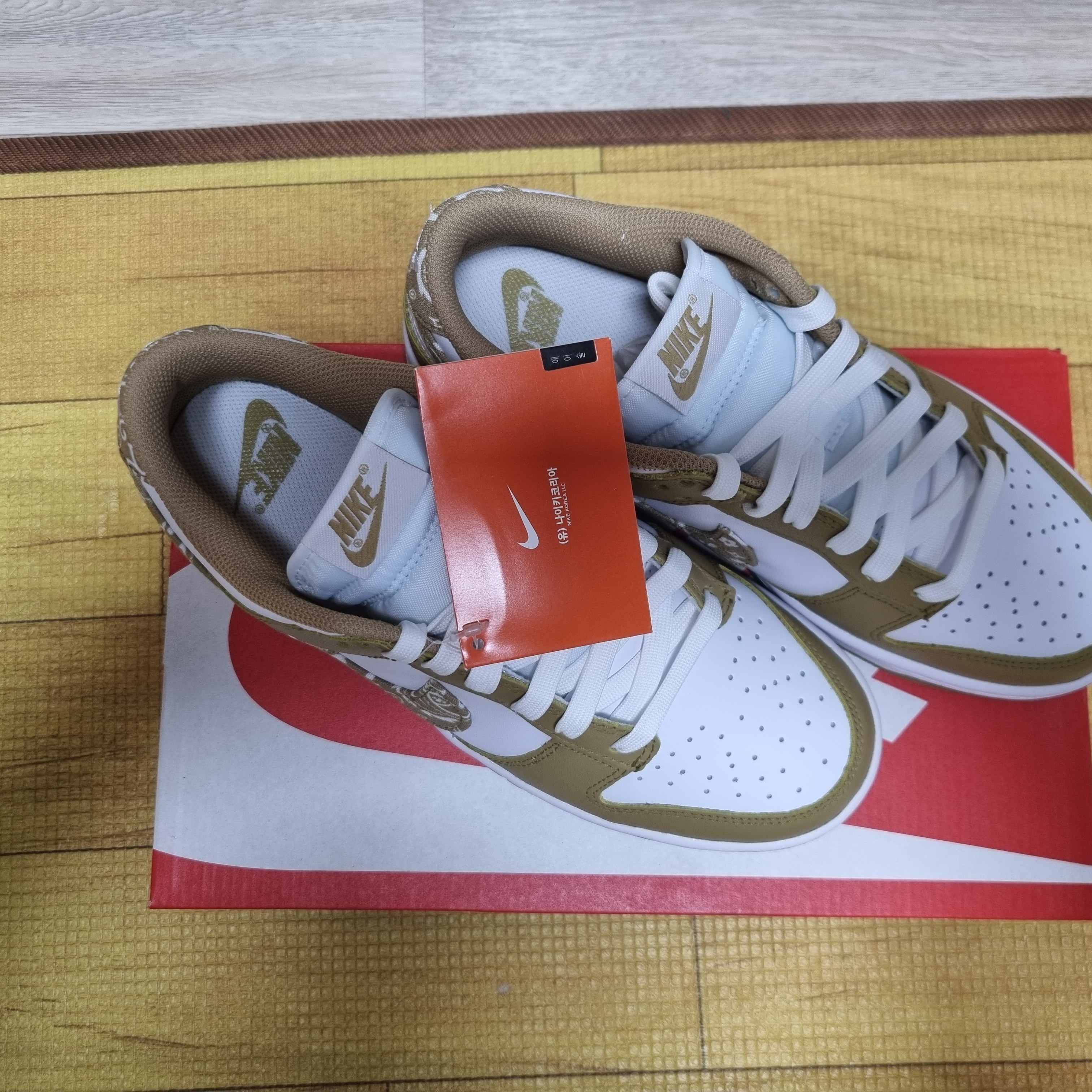 (W) Nike Dunk Low Essential Barley Paisley 착용 스타일