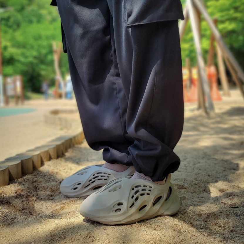 Adidas Yeezy Foam RNNR Stone Sage 착용 스타일 - 3