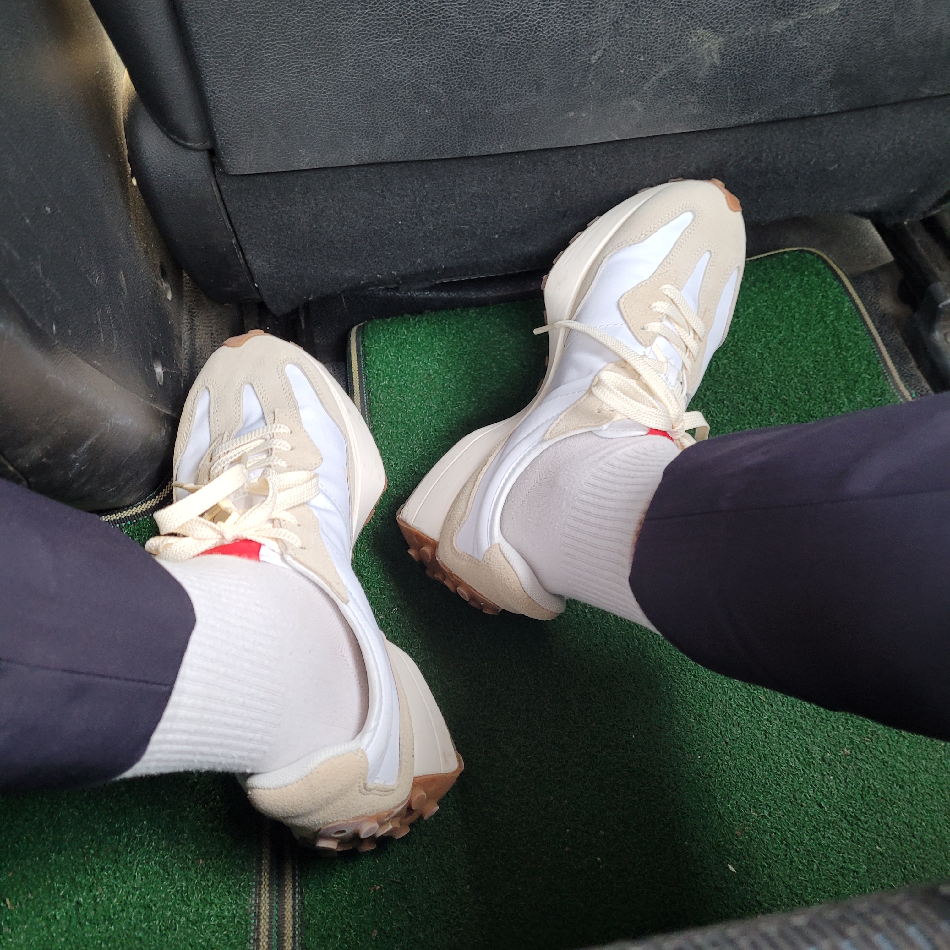 New Balance 327 White Silver Gum 착용 스타일