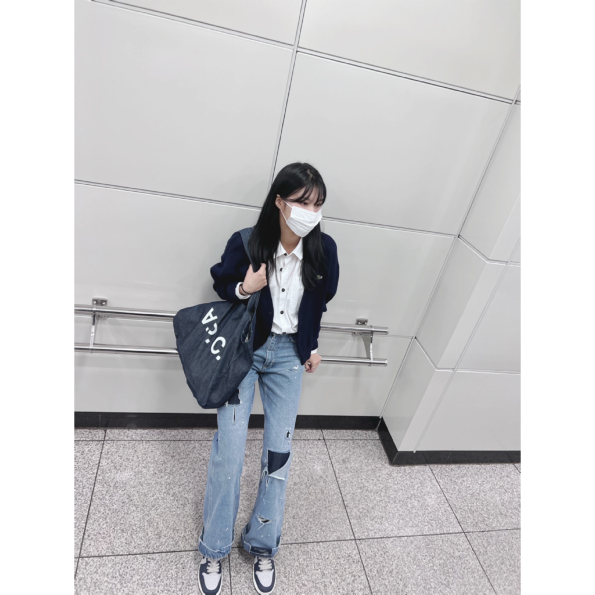 Zara x Ader Error Patchwork Jeans Blue, Zara x Ader Error Oversized Shirt White 착용 스타일 - 2