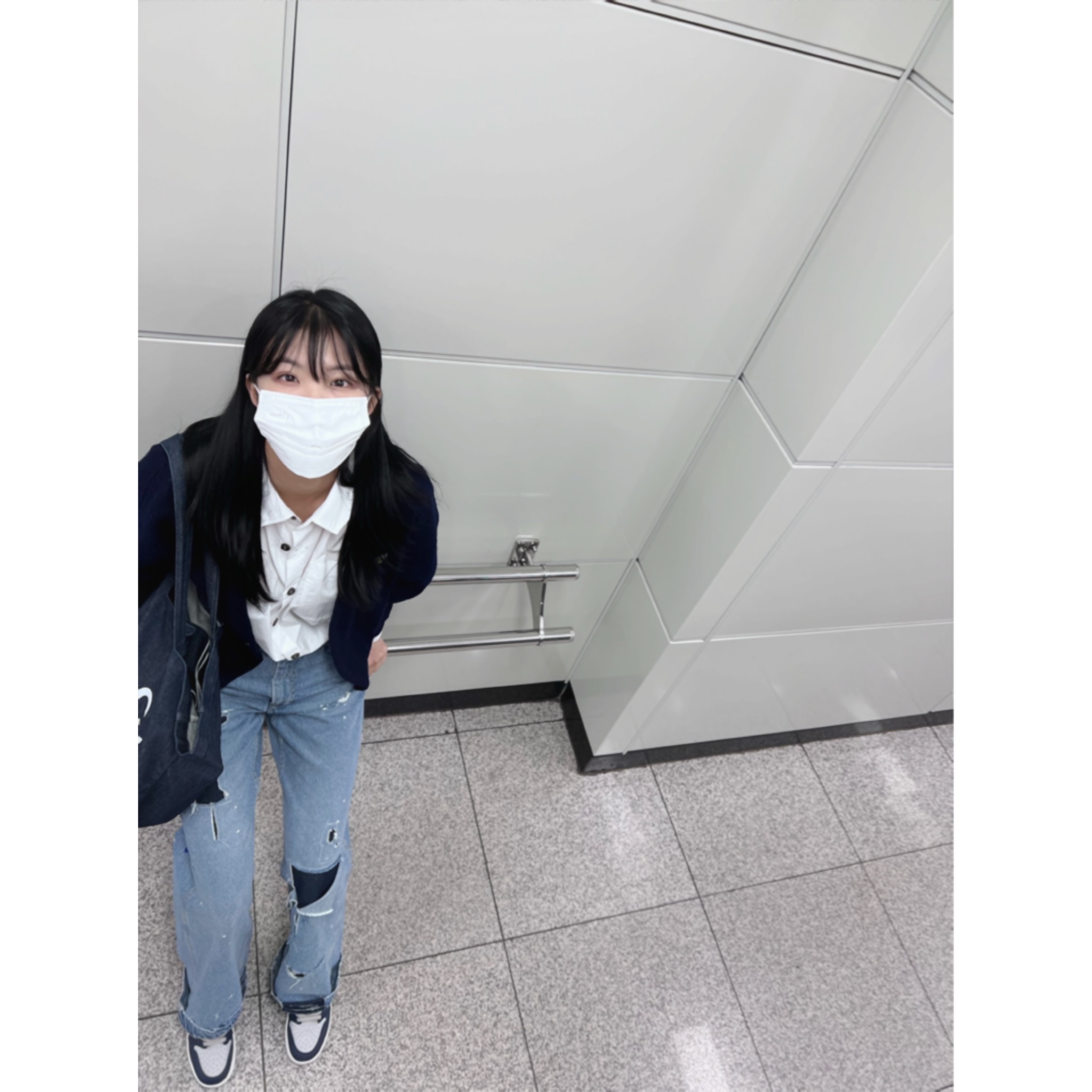Zara x Ader Error Patchwork Jeans Blue, Zara x Ader Error Oversized Shirt White 착용 스타일 - 1