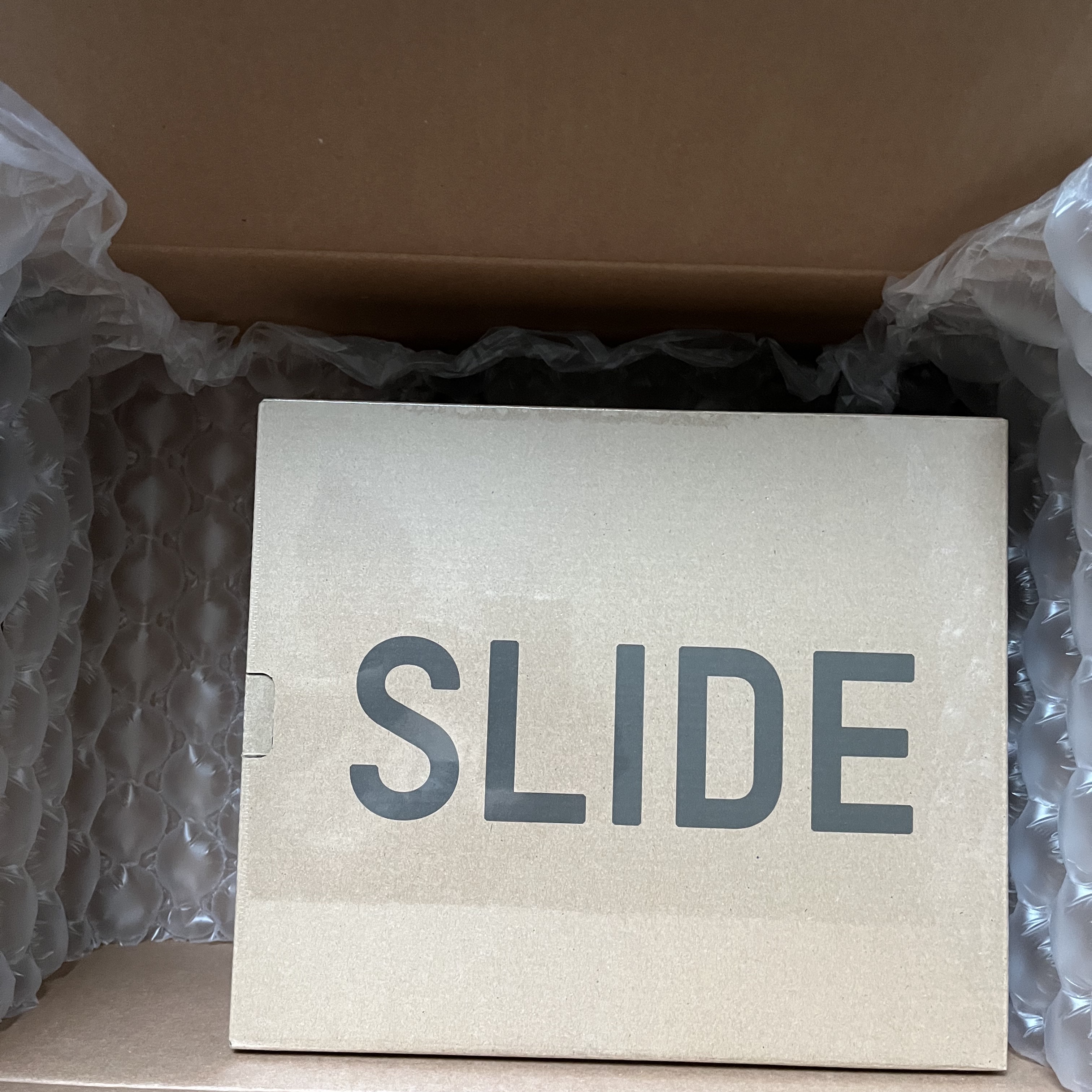 Adidas Yeezy Slide Ochre 착용 스타일 - 1